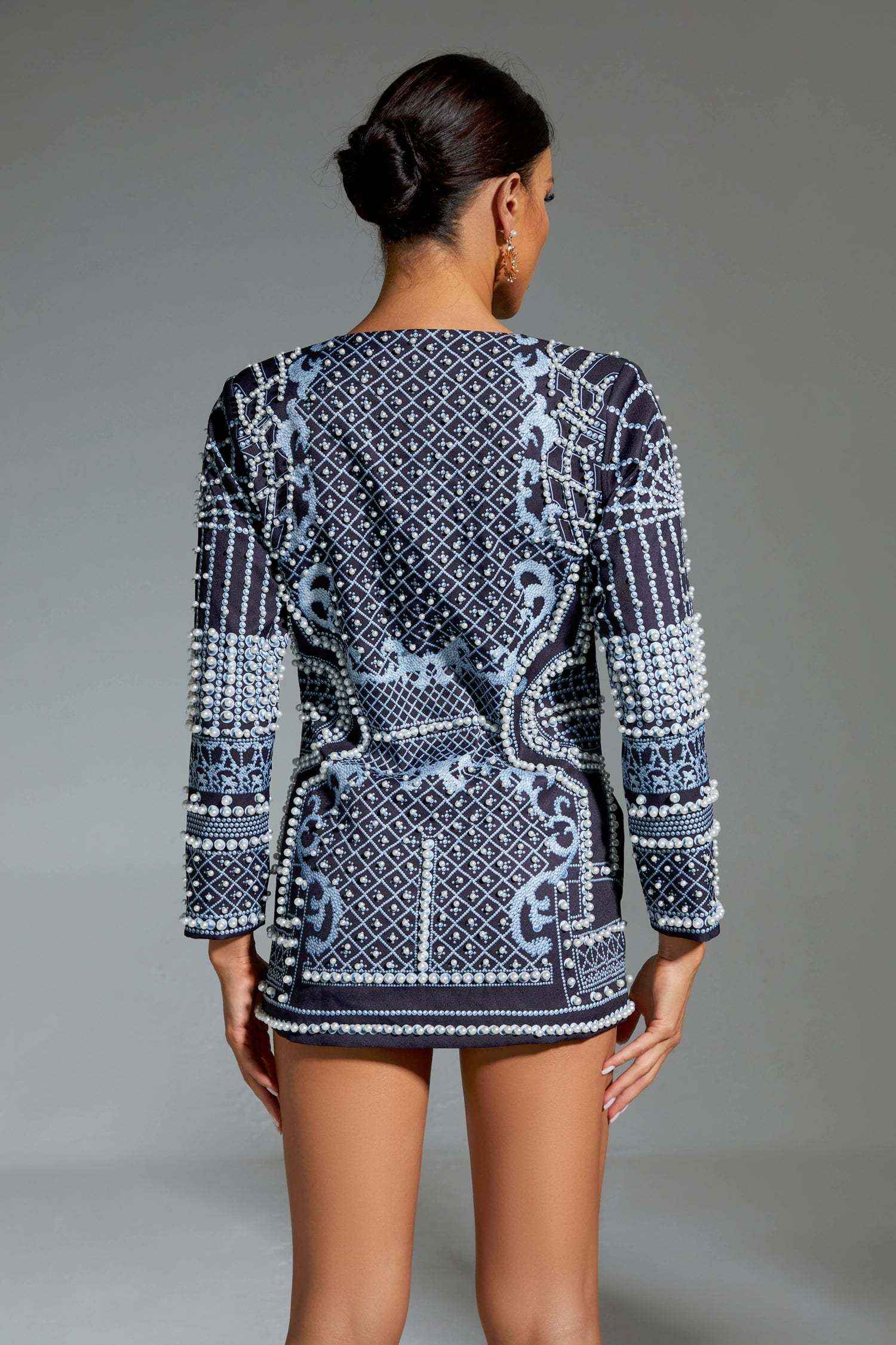 Vestido Feminino Curto Bordado com Pérolas e Decote Profundo – Vaucaire