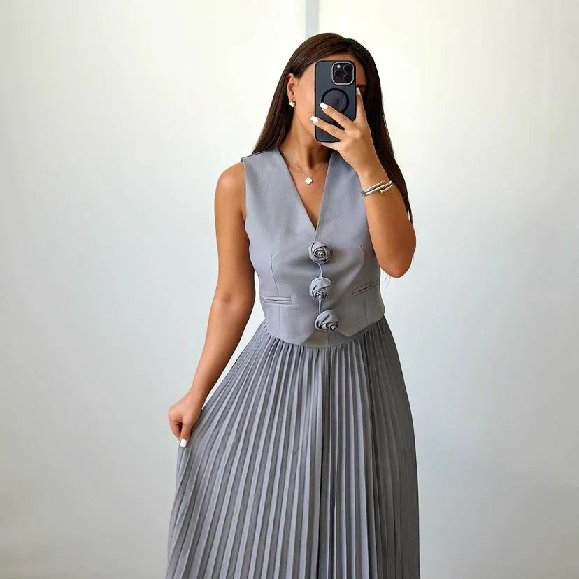 Conjunto Feminino Colete com Aplique de Rosas com Saia Midi Plissada Helena