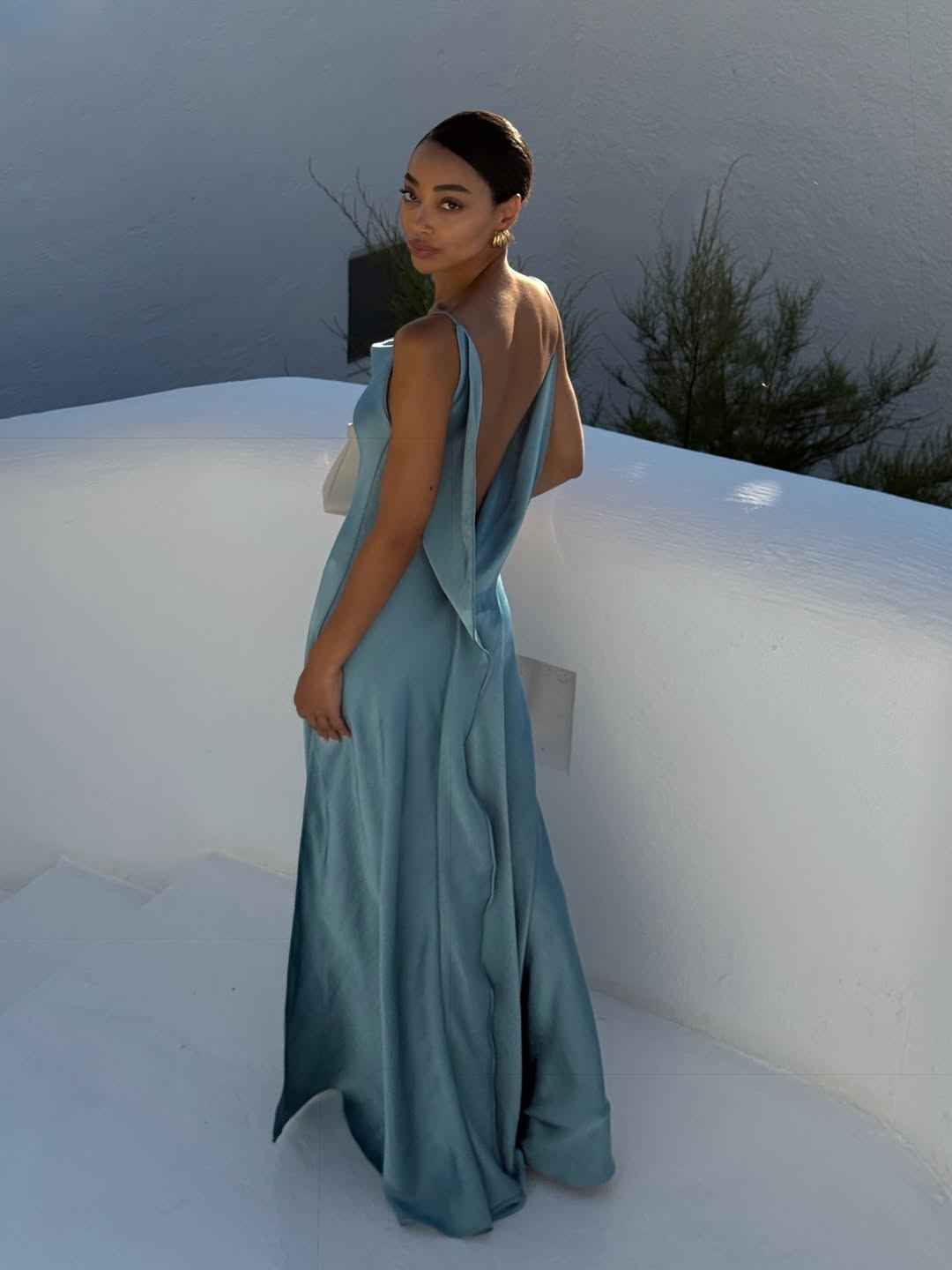 Vestido Longo de Cetim com Decote Degagê e Alças Finas Azul Serenity – Viene
