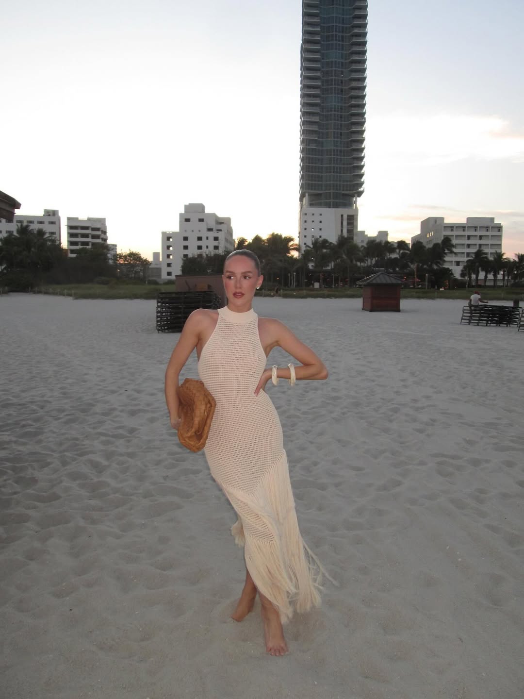 Vestido Longo de Tricô com Trama Vazada, Frente Única e Barra de Franjas Assimétrica – Savane
