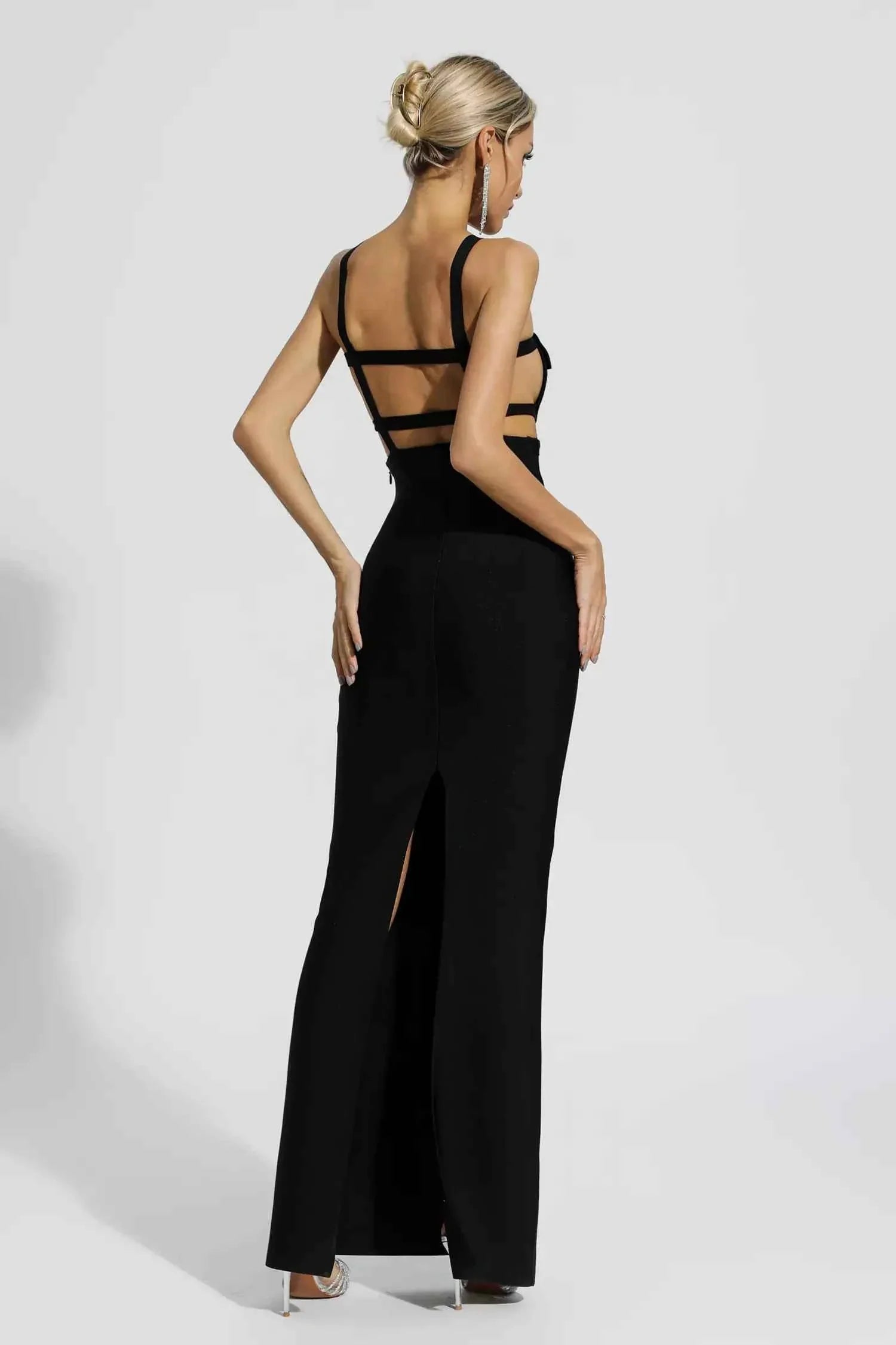 Vestido Longo de Festa Preto com Recortes Vazados e Detalhes em Botões Dourados – Corsage