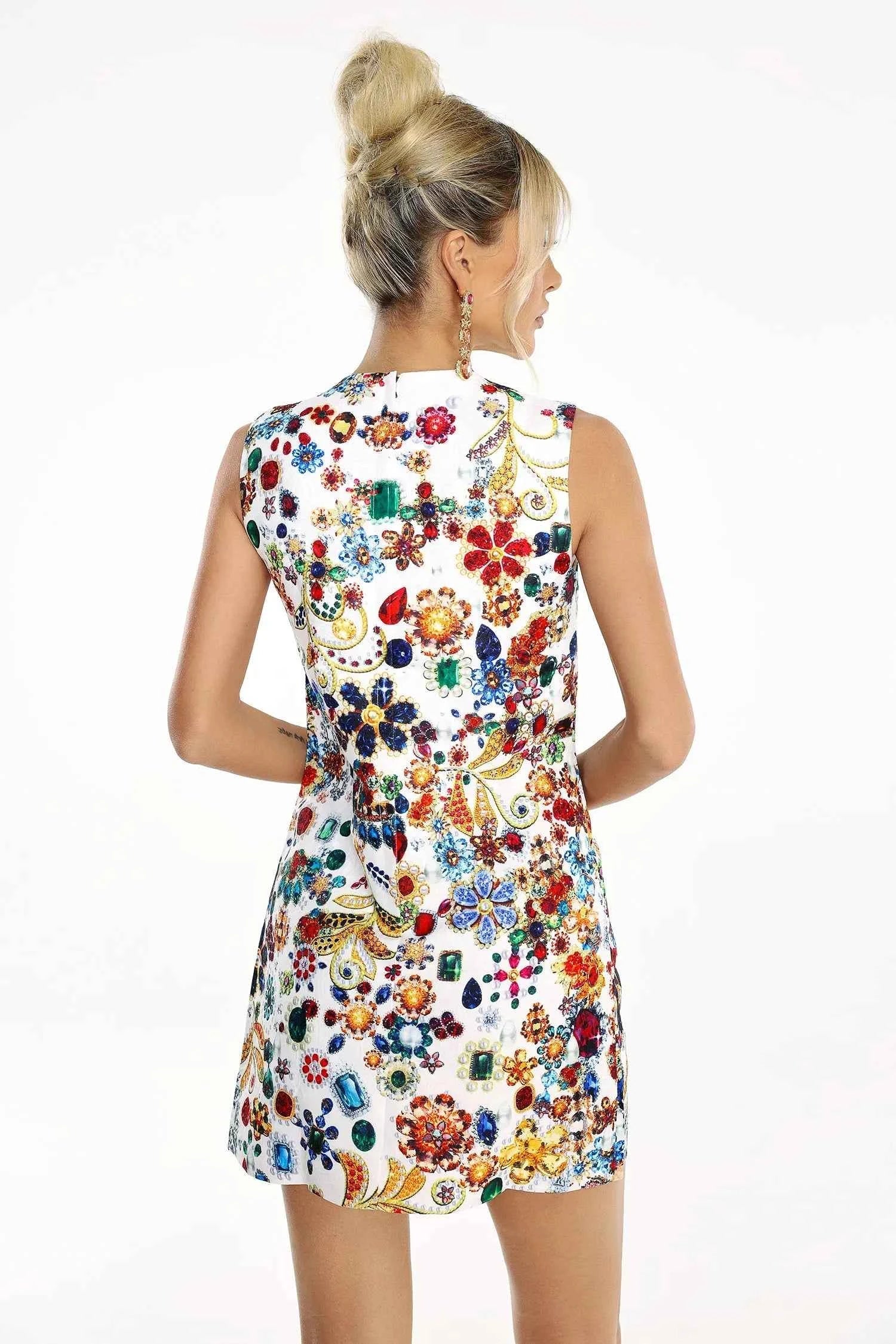 Vestido Curto Branco de Festa com Estampa de Joias Barrocas Coloridas – Olya