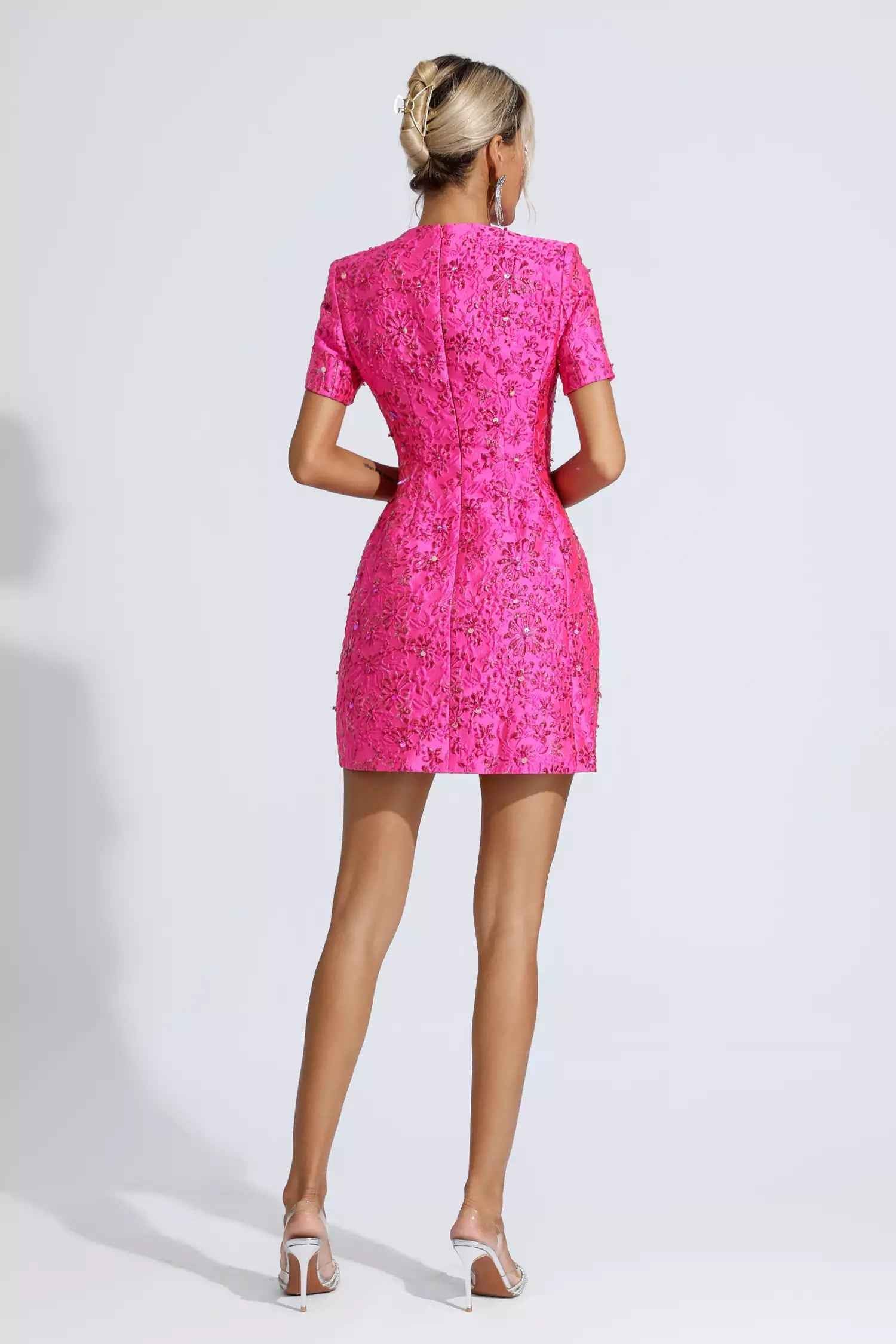 Vestido Curto de Festa em Jacquard Floral com Brilho e Ombros Estruturados – Batmanaff