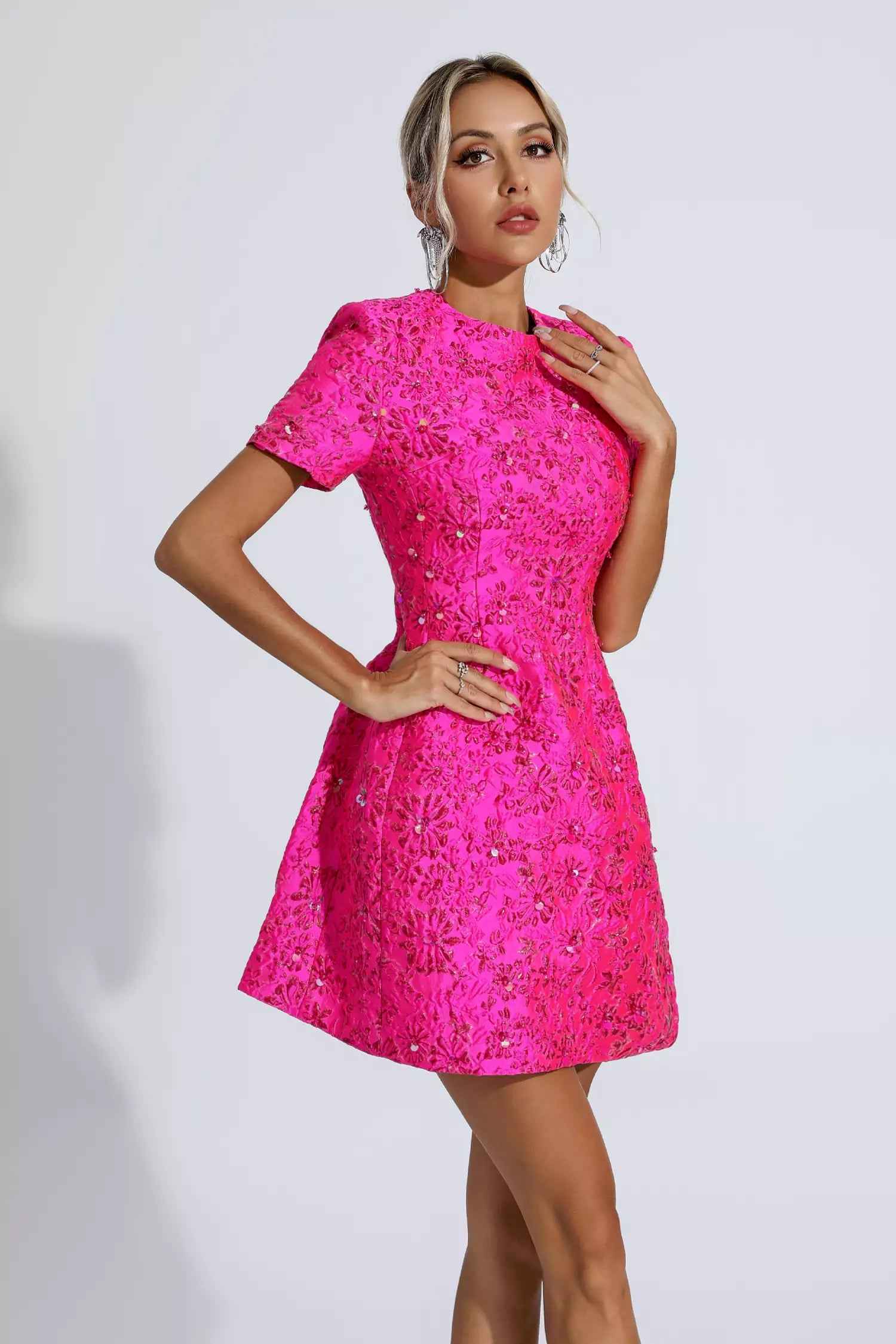 Vestido Curto de Festa em Jacquard Floral com Brilho e Ombros Estruturados – Batmanaff