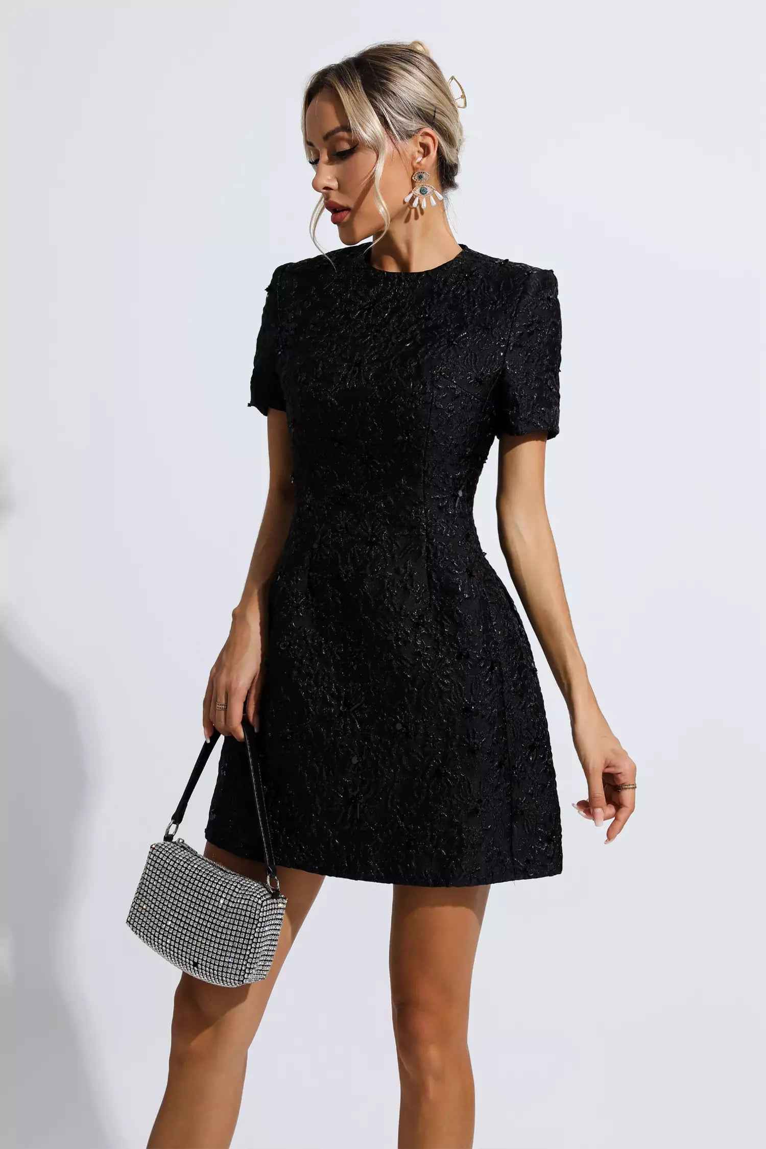 Vestido Curto de Festa em Jacquard Floral com Brilho e Ombros Estruturados – Batmanaff