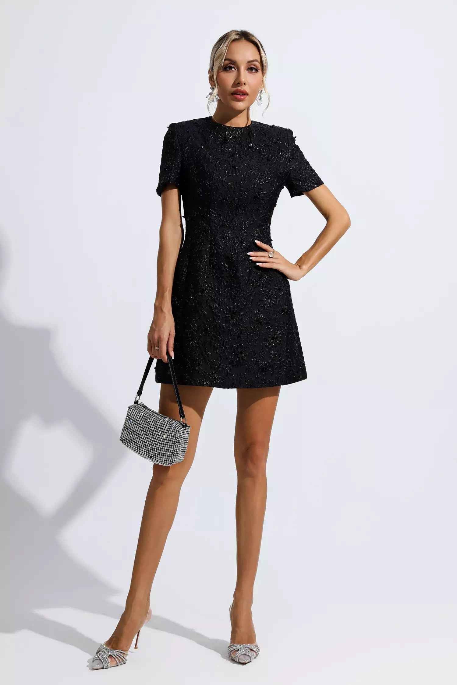 Vestido Curto de Festa em Jacquard Floral com Brilho e Ombros Estruturados – Batmanaff