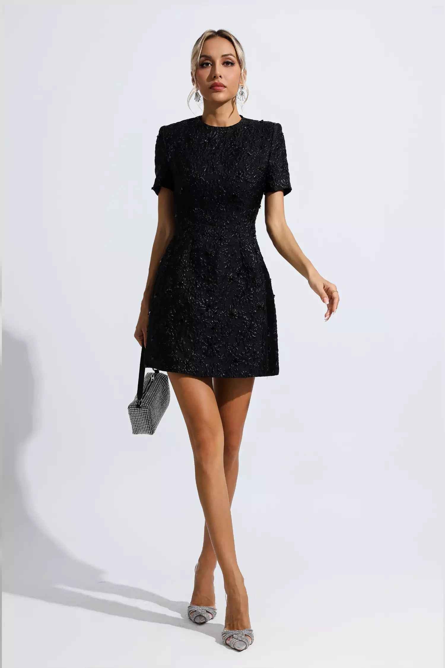 Vestido Curto de Festa em Jacquard Floral com Brilho e Ombros Estruturados – Batmanaff