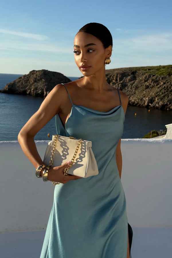 Vestido Longo de Cetim com Decote Degagê e Alças Finas Azul Serenity – Viene