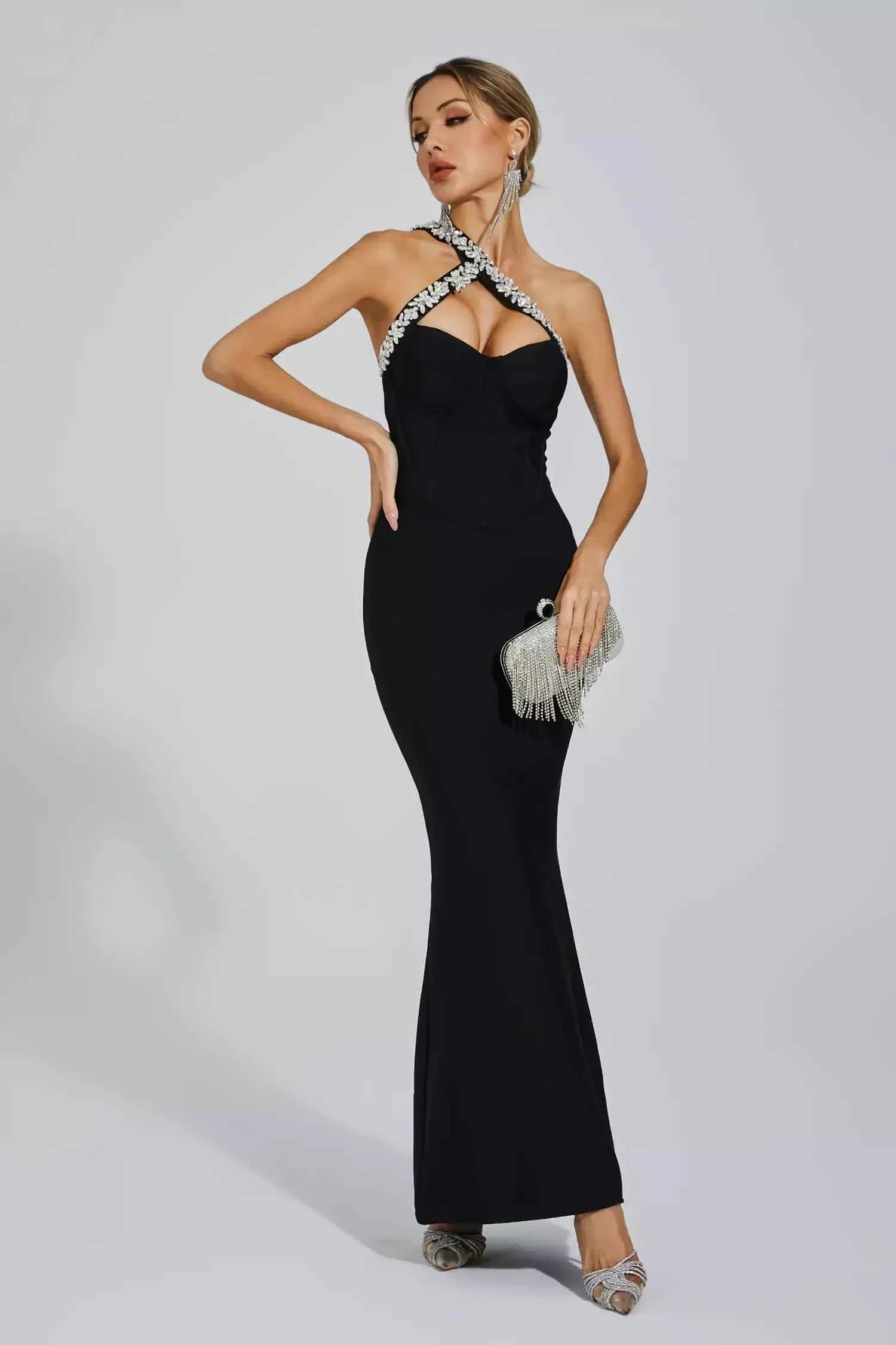 Vestido Longo Preto com Decote Cruzado Bordado em Cristais e Fenda Discreta – Serge