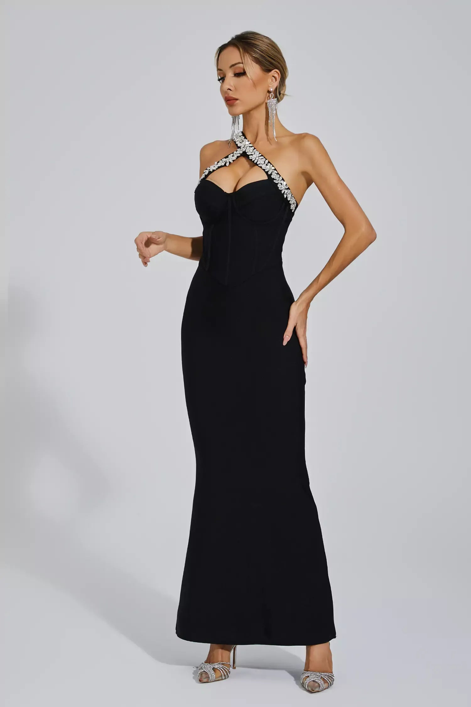 Vestido Longo Preto com Decote Cruzado Bordado em Cristais e Fenda Discreta – Serge