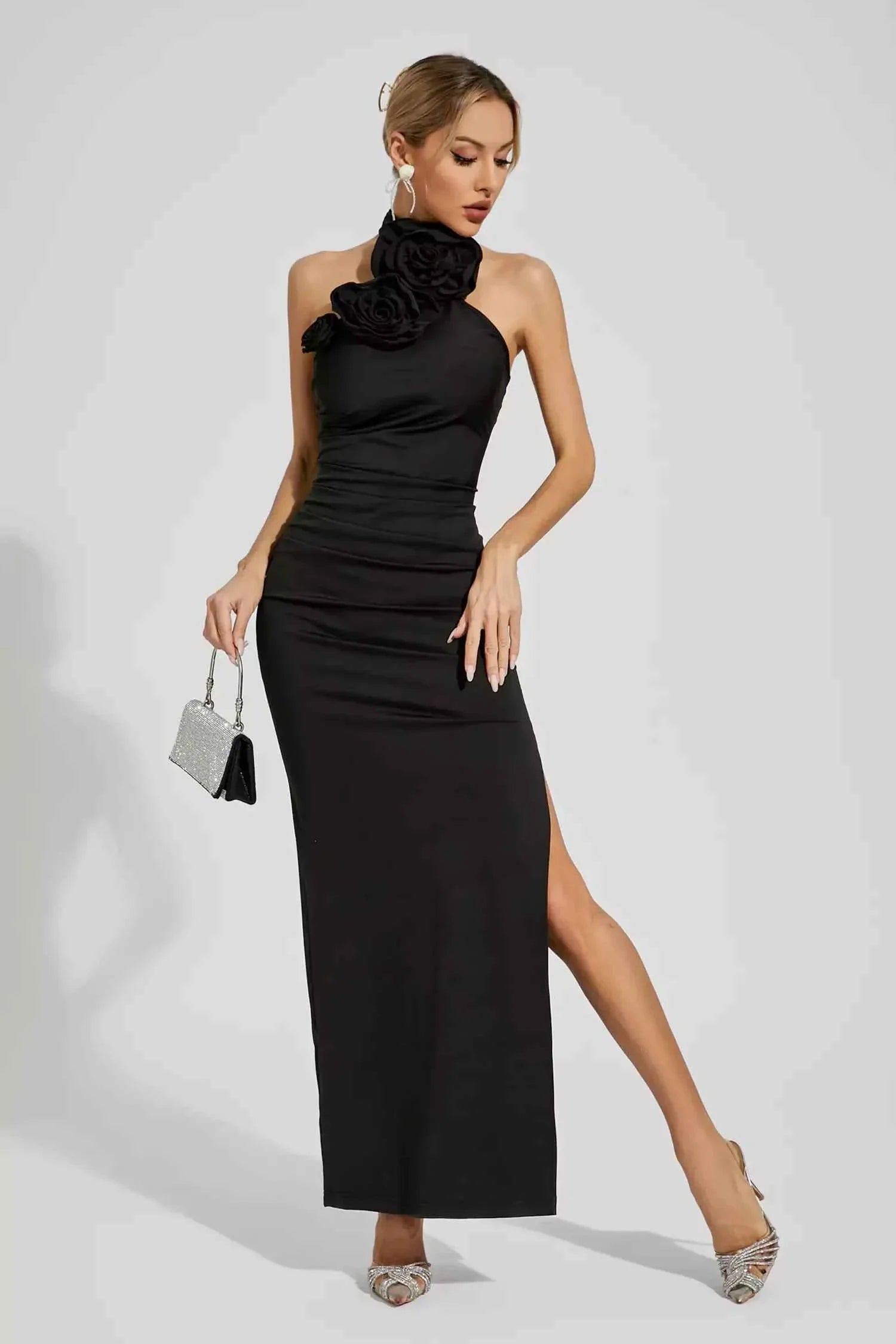 Vestido Longo Preto com Gola de Rosas e Fenda Lateral - Julien