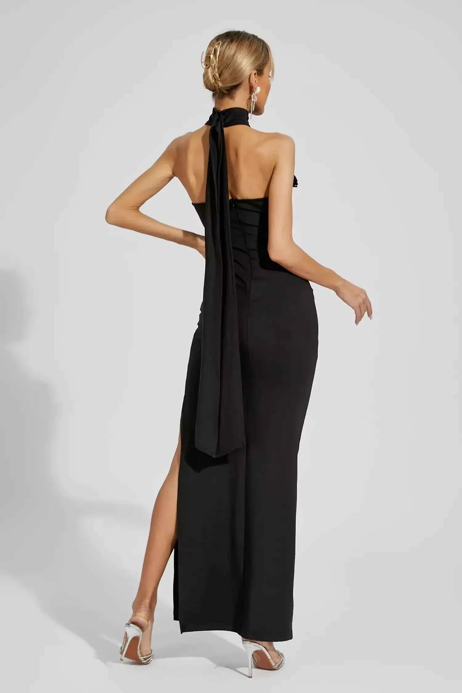 Vestido Longo Preto com Gola de Rosas e Fenda Lateral - Julien