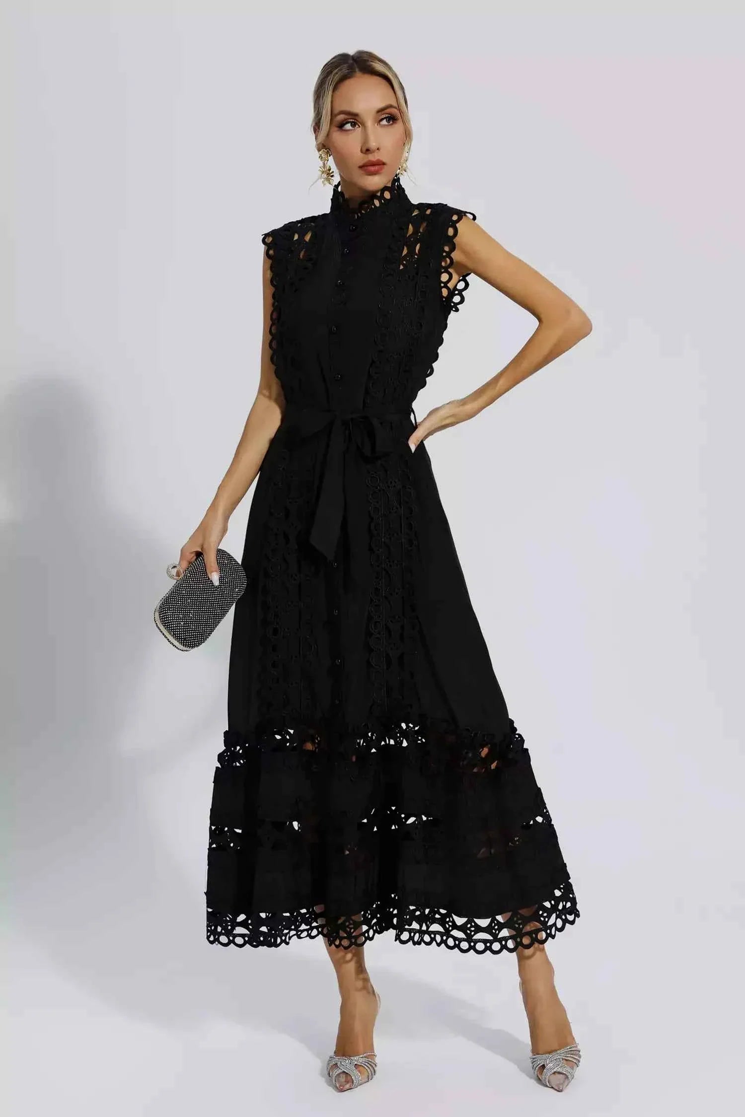 Vestido Longo de Renda Bordada com Botões Frontais e Cintura Ajustada – Noelle