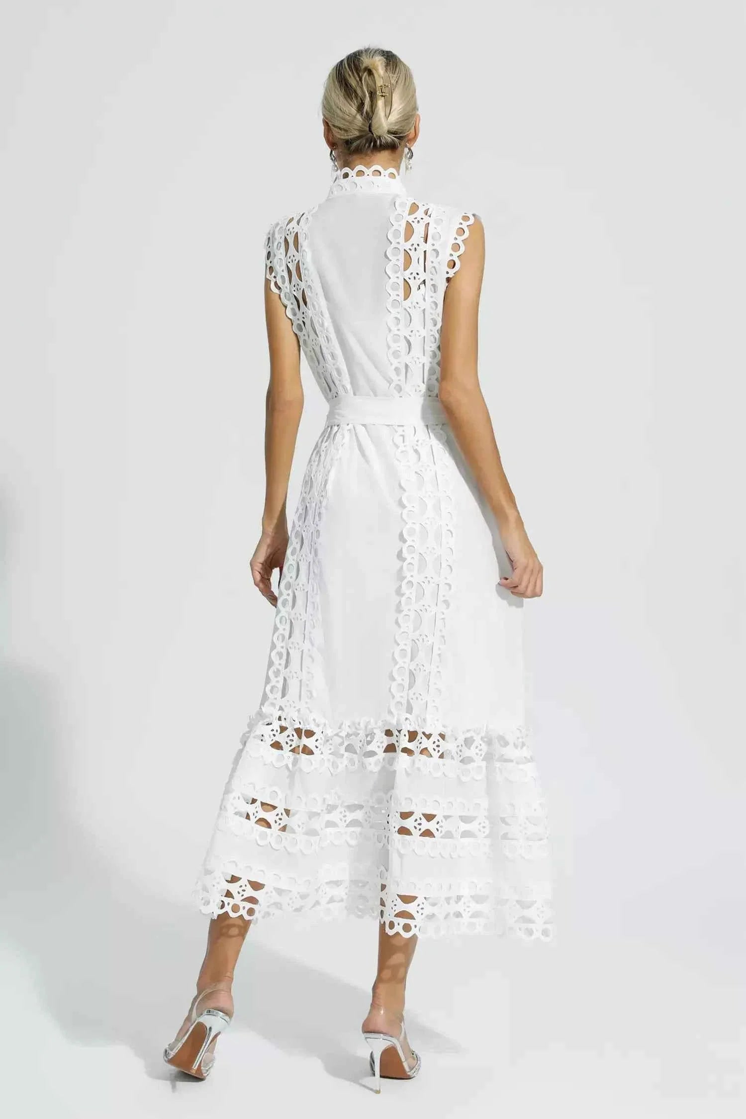Vestido Longo de Renda Bordada com Botões Frontais e Cintura Ajustada – Noelle