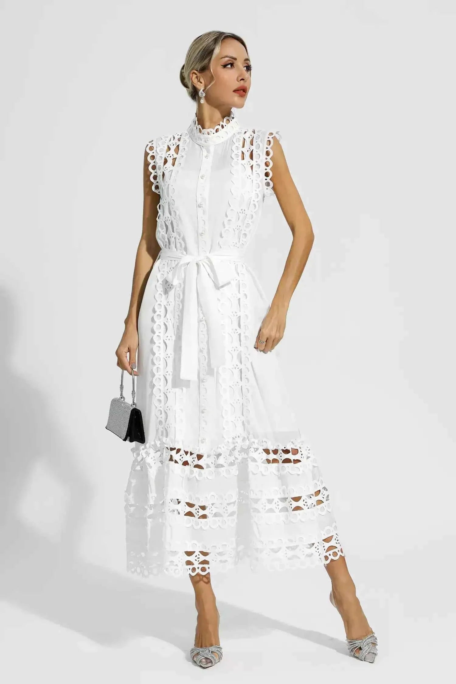 Vestido Longo de Renda Bordada com Botões Frontais e Cintura Ajustada – Noelle