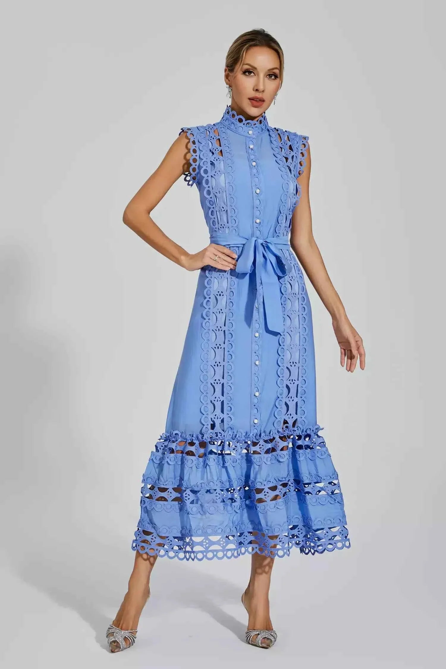 Vestido Longo de Renda Bordada com Botões Frontais e Cintura Ajustada – Noelle
