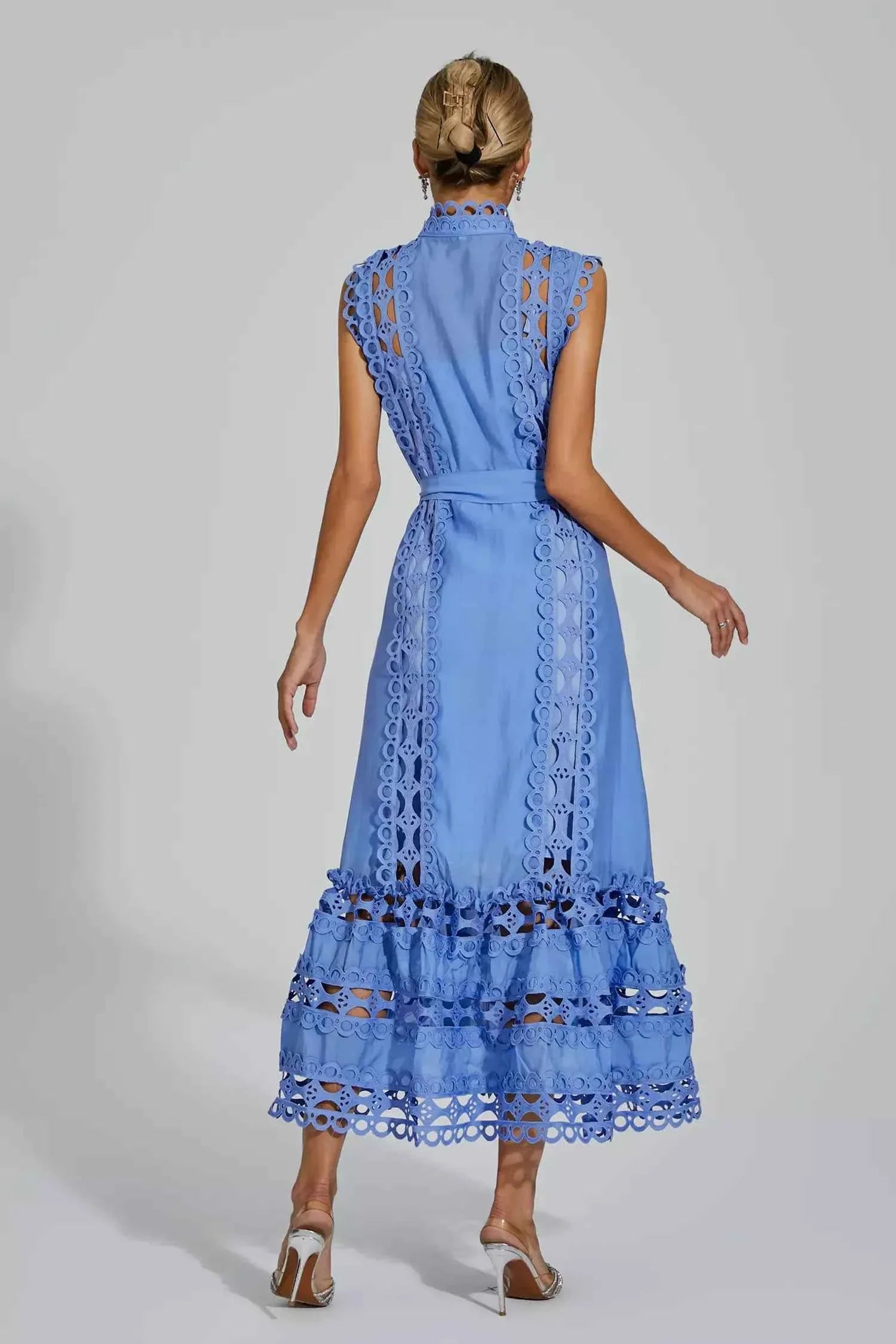 Vestido Longo de Renda Bordada com Botões Frontais e Cintura Ajustada – Noelle