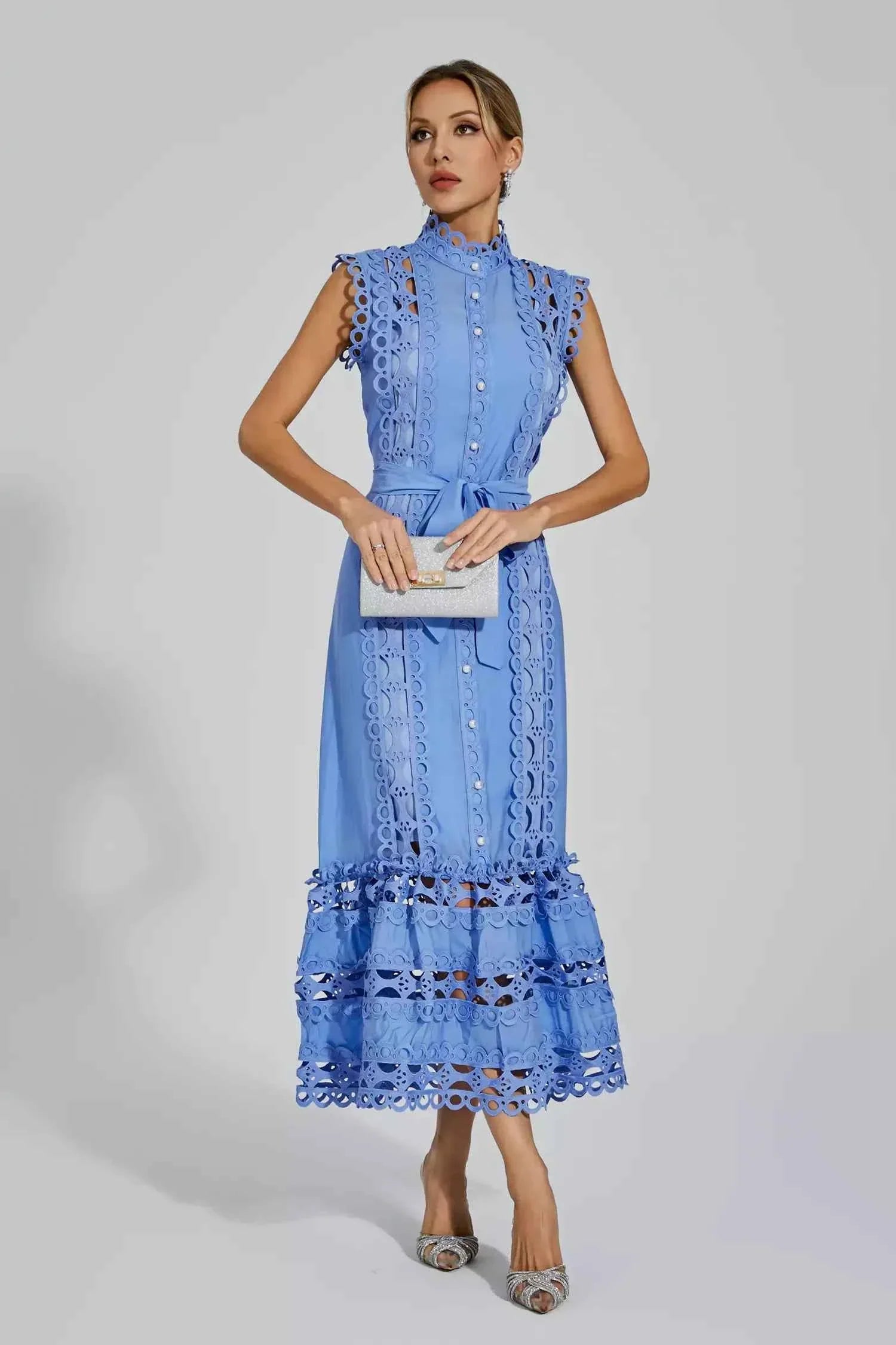Vestido Longo de Renda Bordada com Botões Frontais e Cintura Ajustada – Noelle