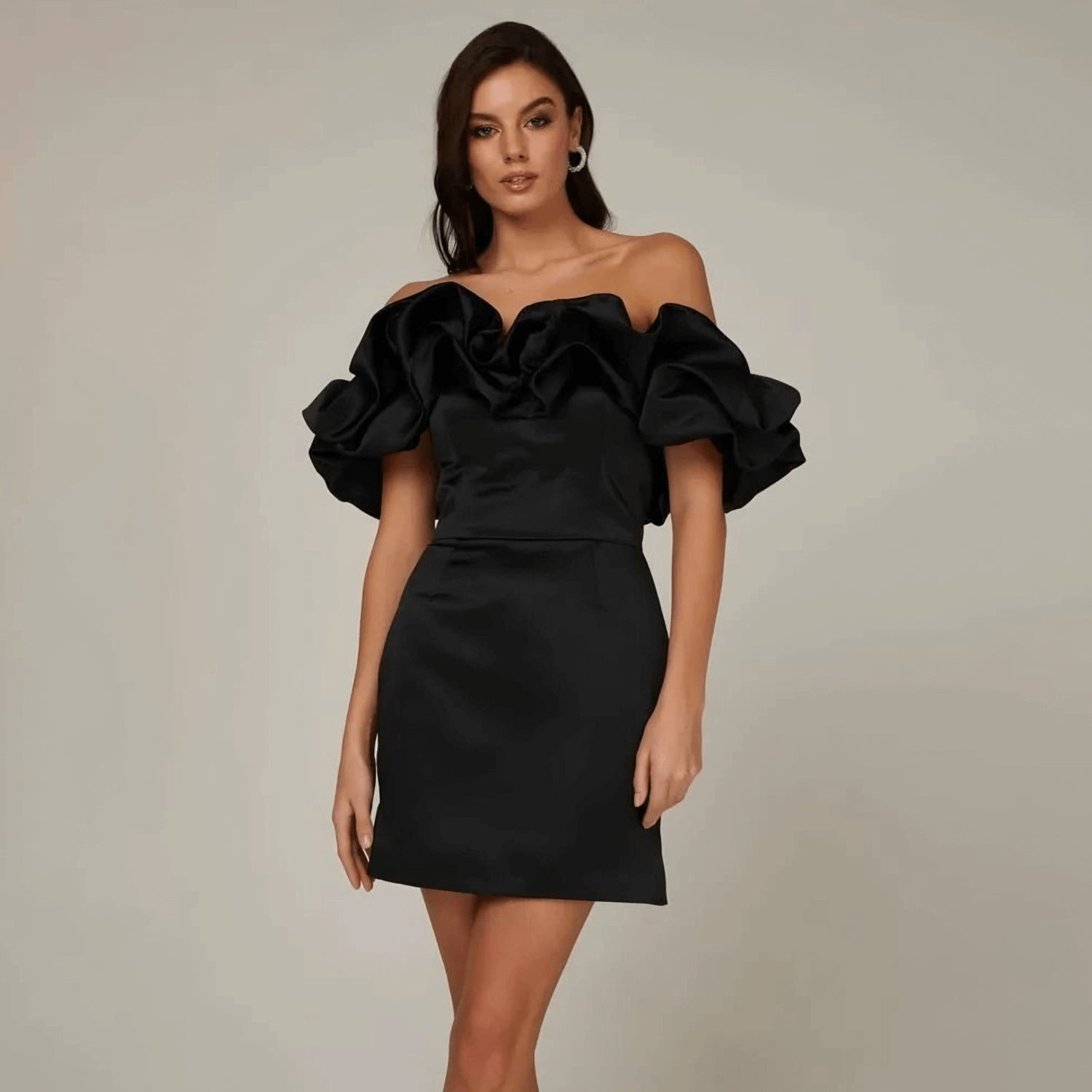 Vestido Curto de Festa Ombro a Ombro com Babados Esculturais em Cetim Estruturado – Madelia