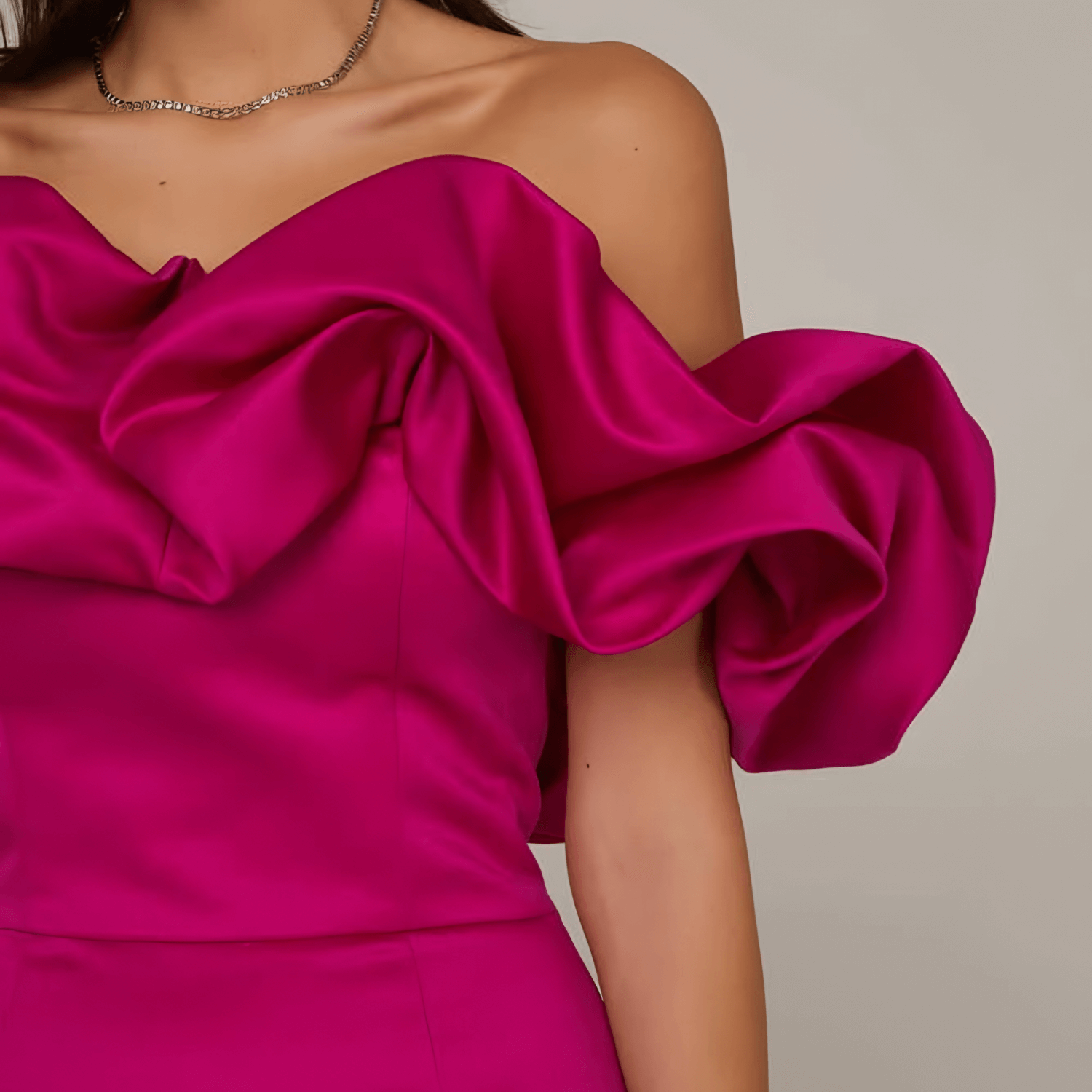 Vestido Curto de Festa Ombro a Ombro com Babados Esculturais em Cetim Estruturado – Madelia