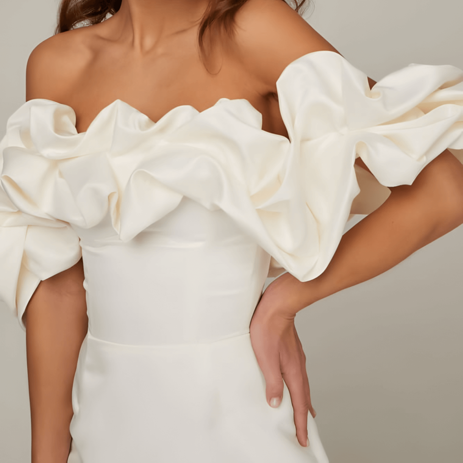 Vestido Curto de Festa Ombro a Ombro com Babados Esculturais em Cetim Estruturado – Madelia