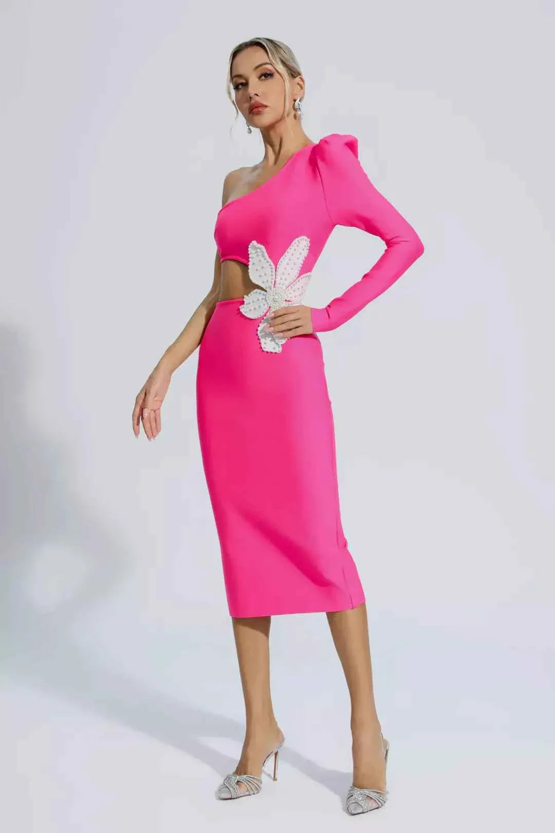 Vestido de Festa Midi com Recorte na Cintura, Um Ombro e Flor Aplicada – Cendrillon