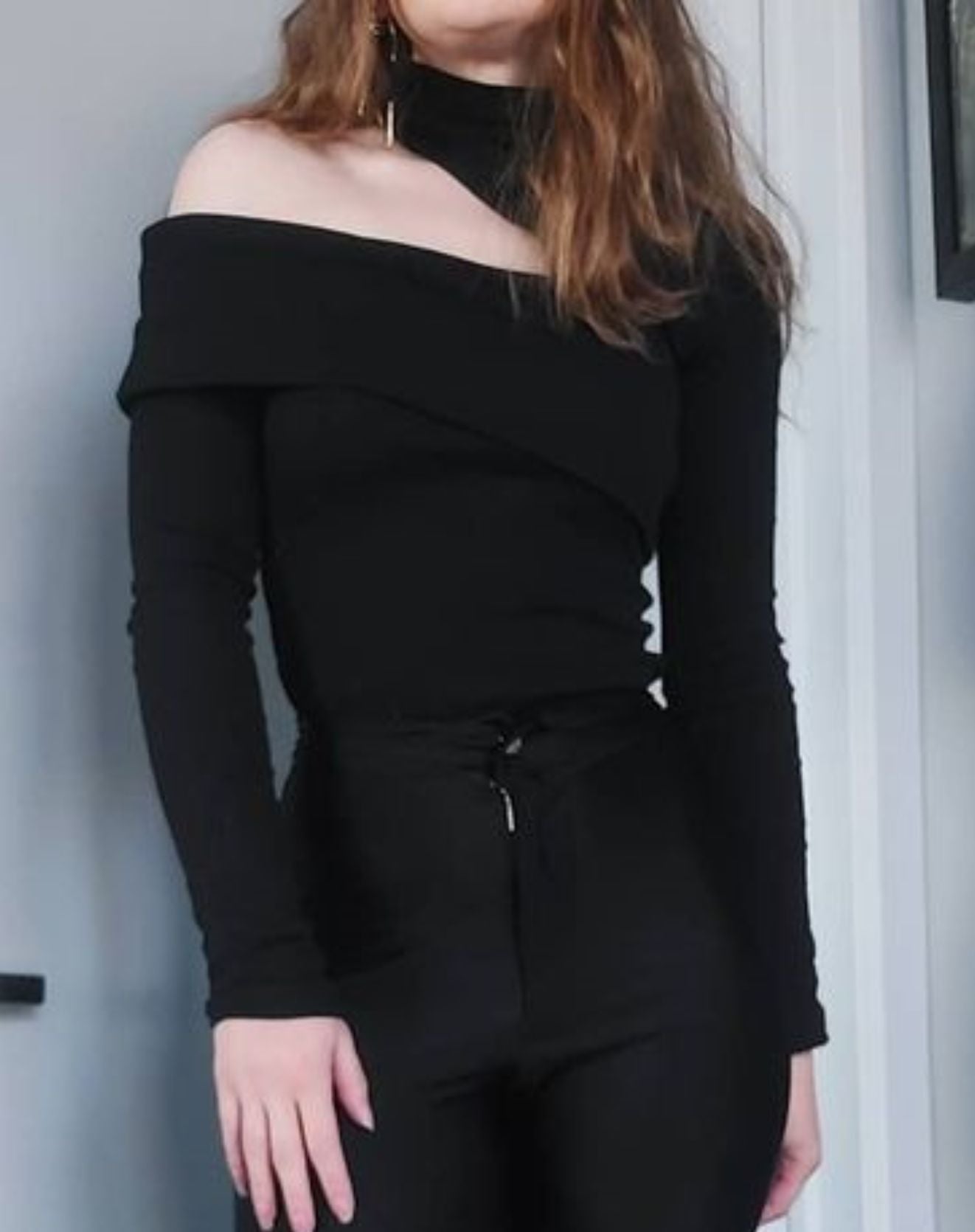 Blusa Canelada com Corte Fora no Ombro e Gola Charlotte