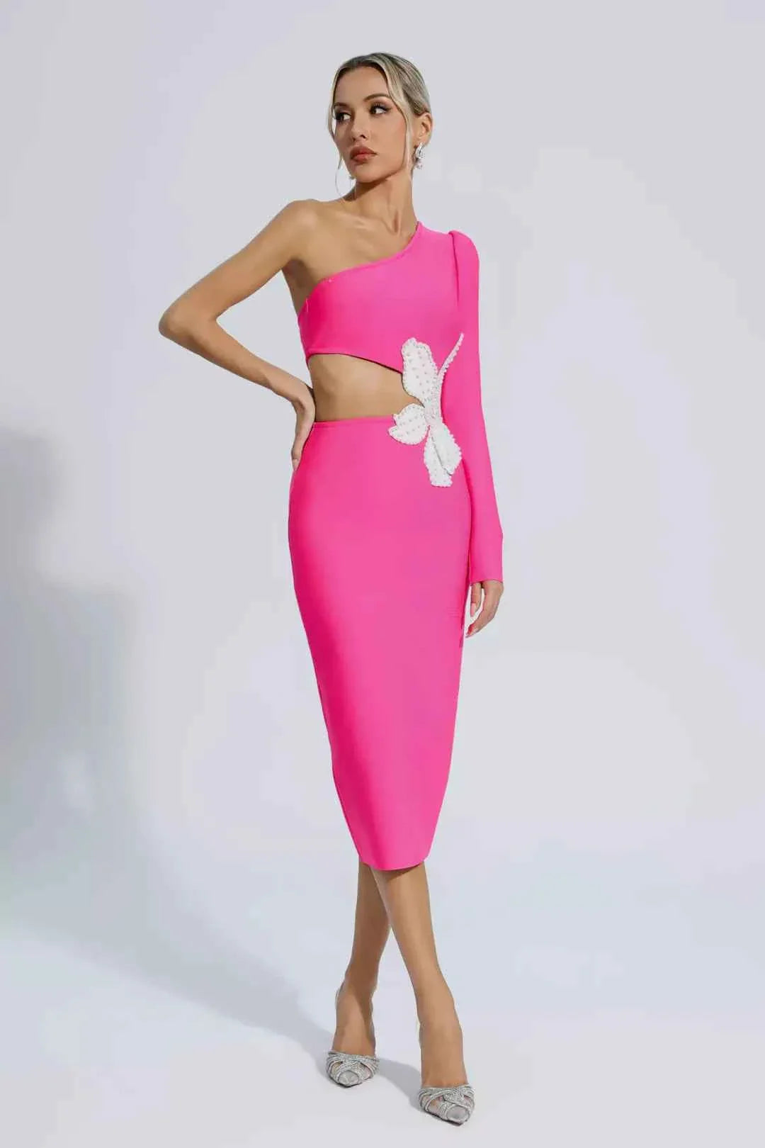 Vestido de Festa Midi com Recorte na Cintura, Um Ombro e Flor Aplicada – Cendrillon