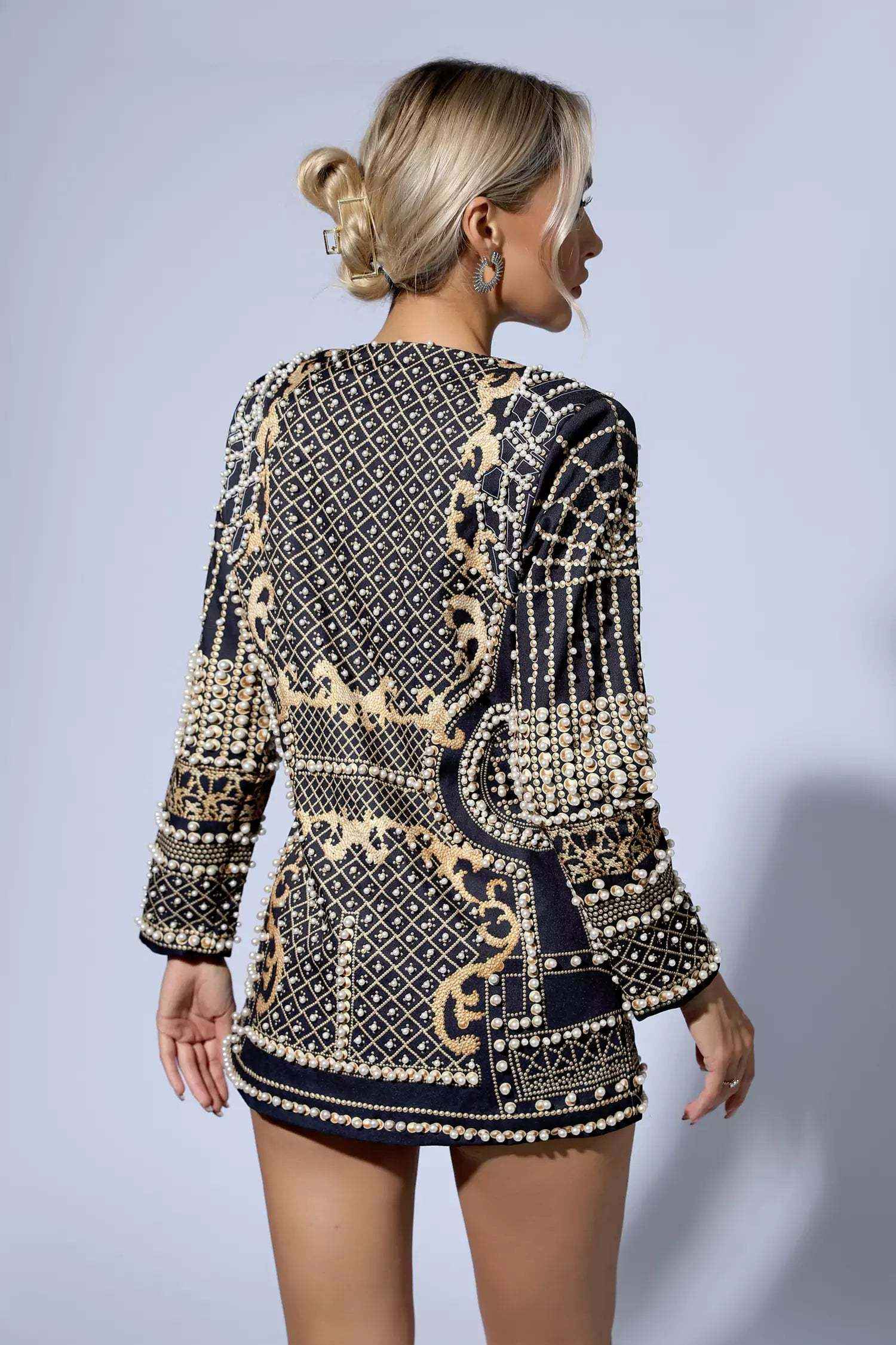 Vestido Feminino Curto Bordado com Pérolas e Decote Profundo – Vaucaire