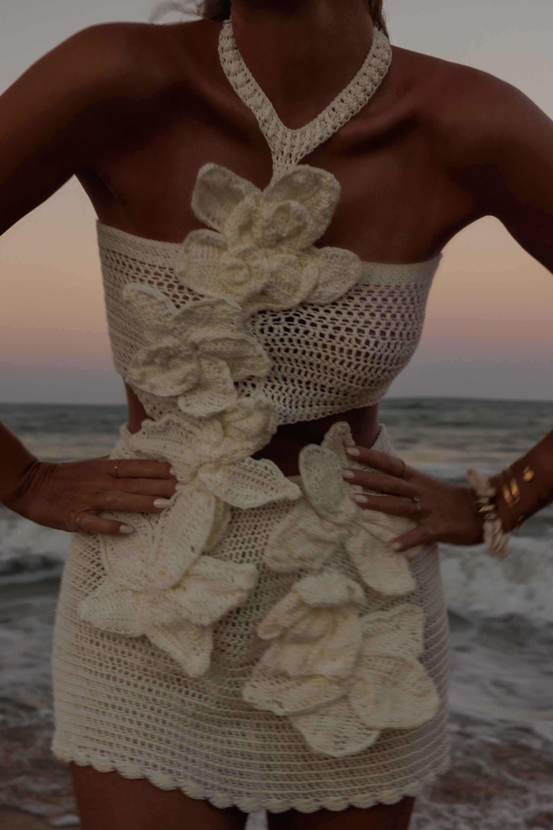 Conjunto Feminino de Crochê com Top Tomara que Caia e Minissaia com Flores 3D – Roch