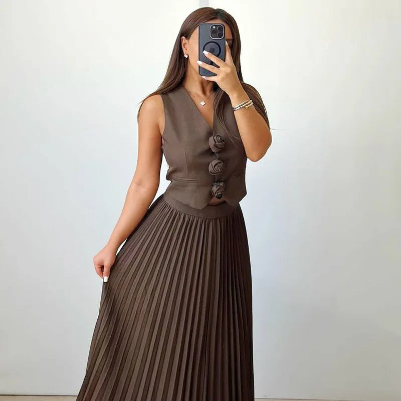 Conjunto Feminino Colete com Aplique de Rosas com Saia Midi Plissada Helena
