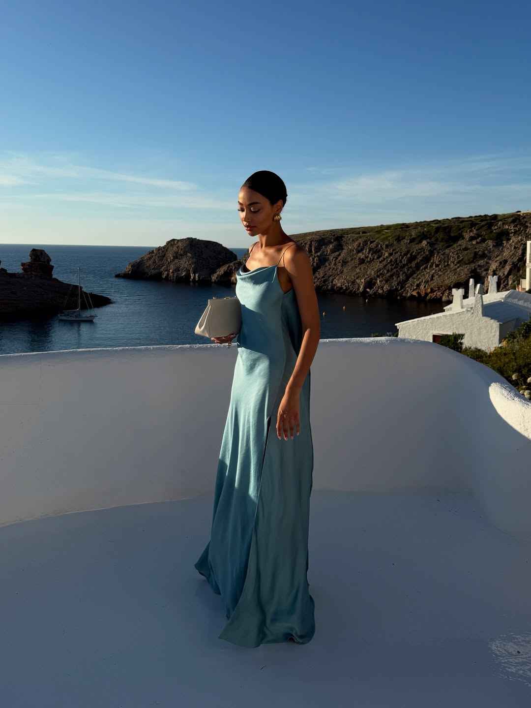 Vestido Longo de Cetim com Decote Degagê e Alças Finas Azul Serenity – Viene