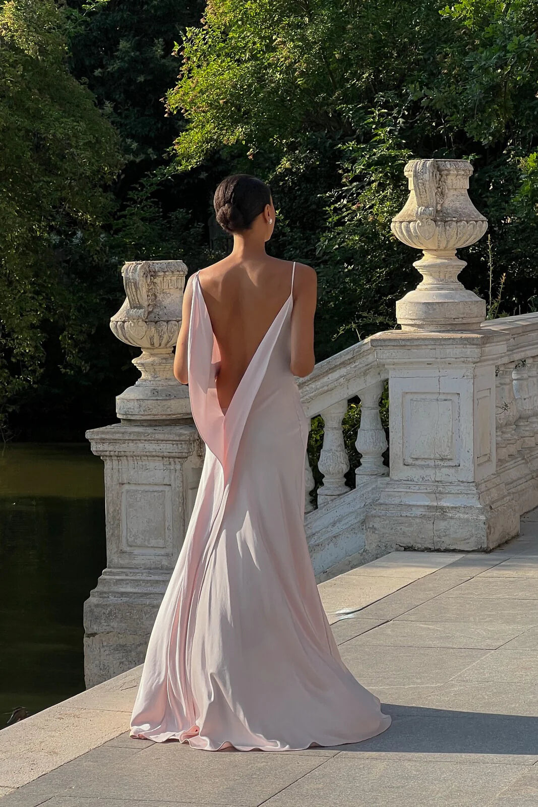Vestido Longo de Cetim com Decote Degagê e Alças Finas Rosa – Viene