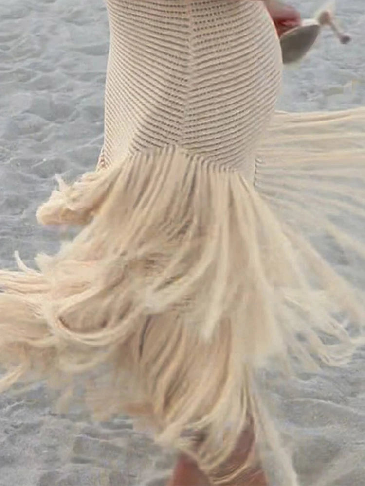 Vestido Longo de Tricô com Trama Vazada, Frente Única e Barra de Franjas Assimétrica – Savane
