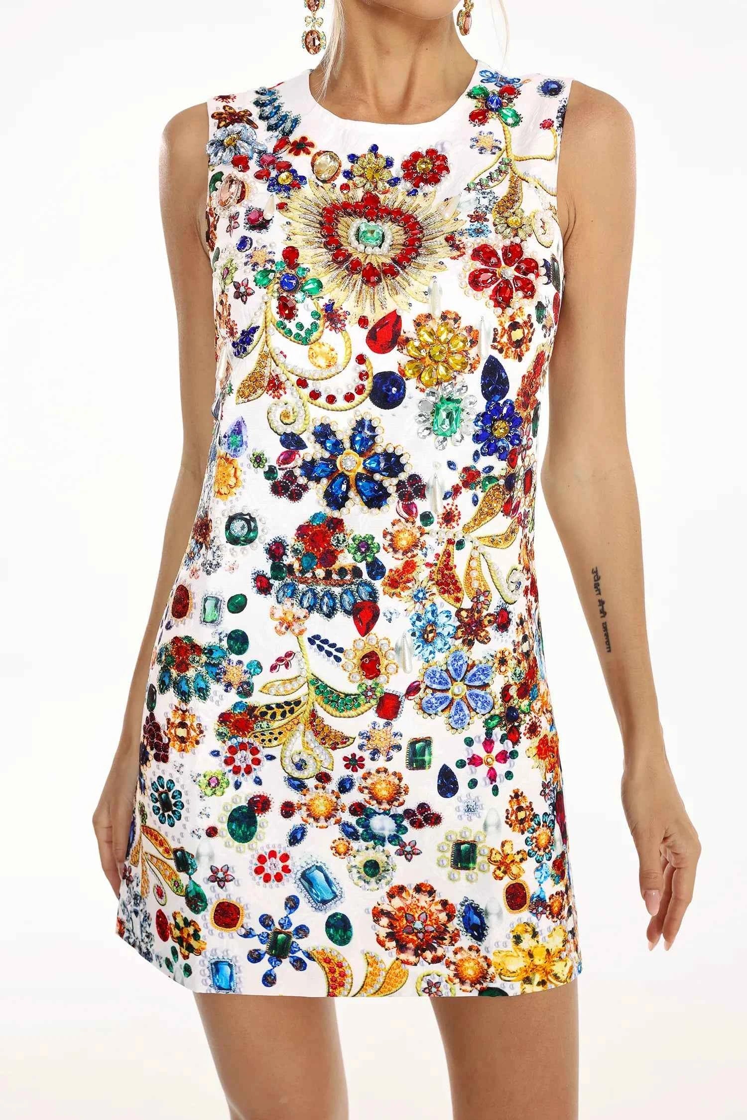 Vestido Curto Branco de Festa com Estampa de Joias Barrocas Coloridas – Olya