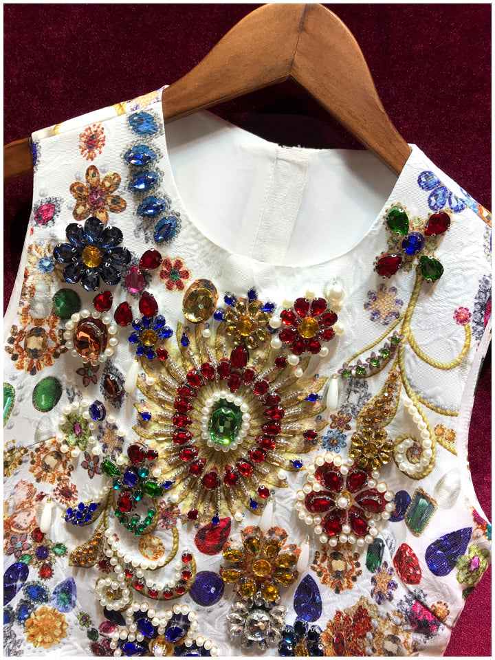 Vestido Curto Branco de Festa com Estampa de Joias Barrocas Coloridas – Olya