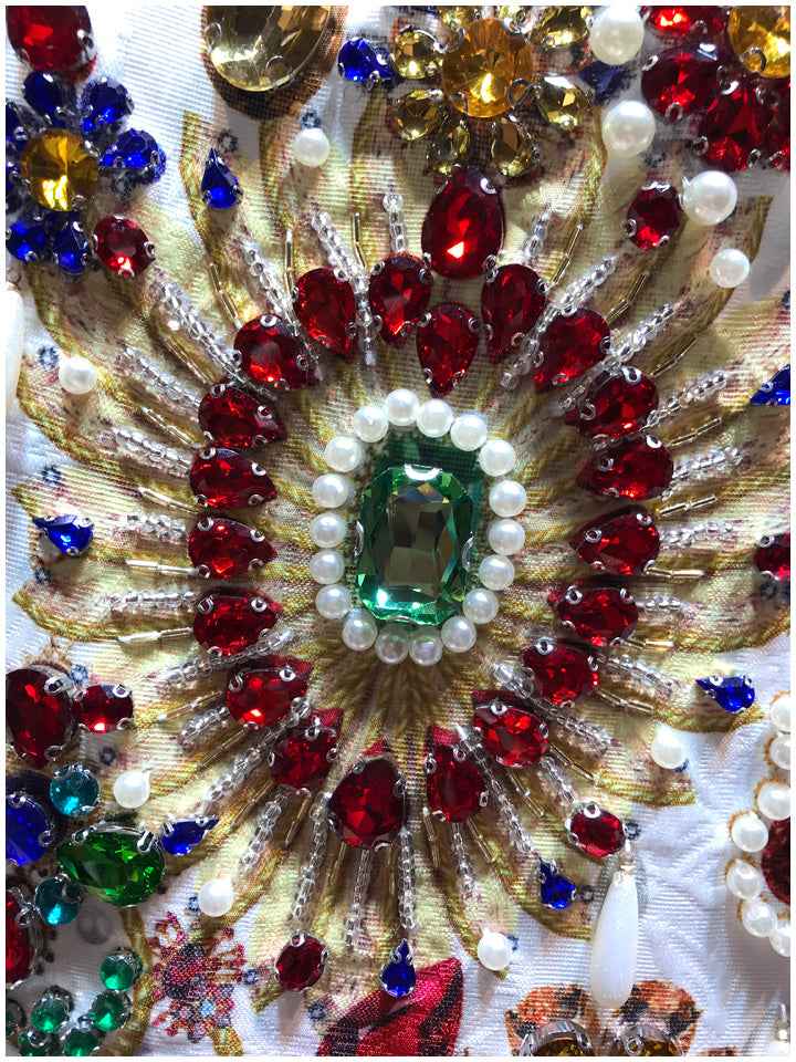 Vestido Curto Branco de Festa com Estampa de Joias Barrocas Coloridas – Olya