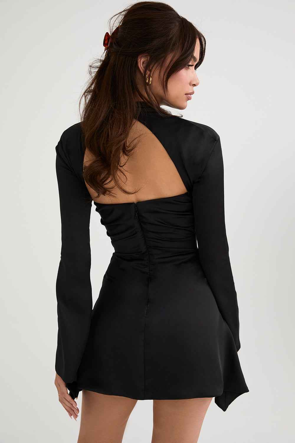 Vestido Curto Preto com Manga Longa e Recorte Frontal Feminino - Clivage Hiver
