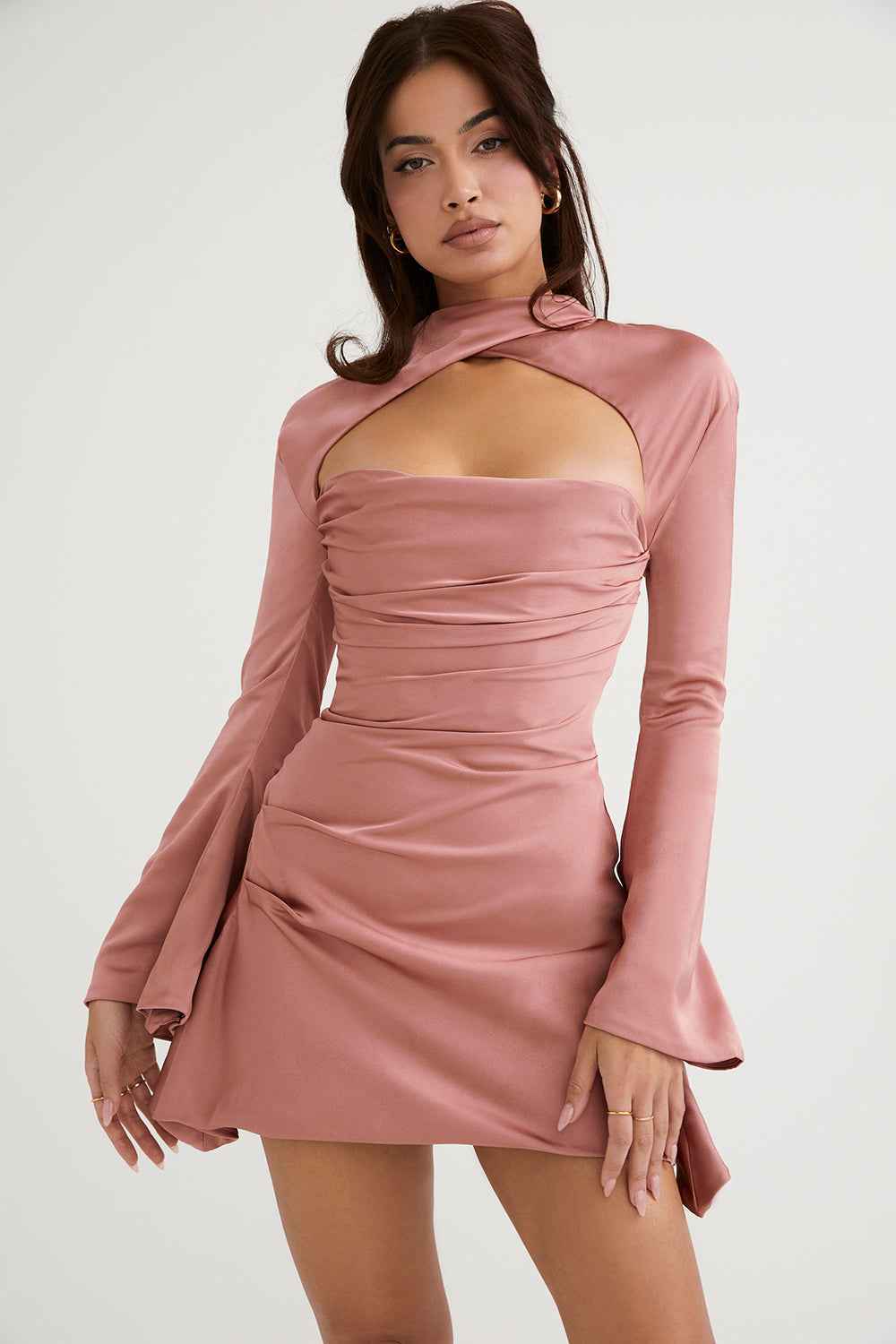 Vestido Curto Preto com Manga Longa e Recorte Frontal Feminino - Clivage Hiver