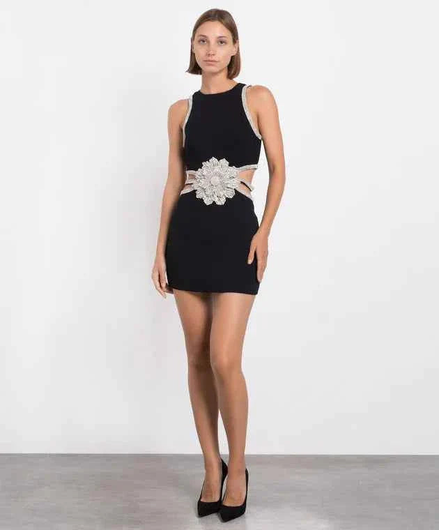 Vestido Curto Preto de Festa com Bordado Floral em Cristais e Recortes Laterais – Bouluds