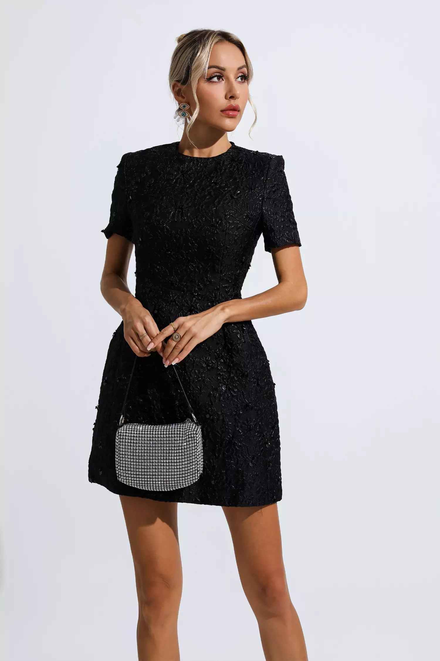 Vestido Curto de Festa em Jacquard Floral com Brilho e Ombros Estruturados – Batmanaff