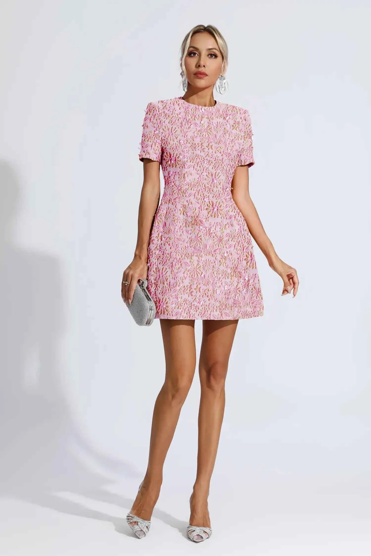 Vestido Curto de Festa em Jacquard Floral com Brilho e Ombros Estruturados – Batmanaff