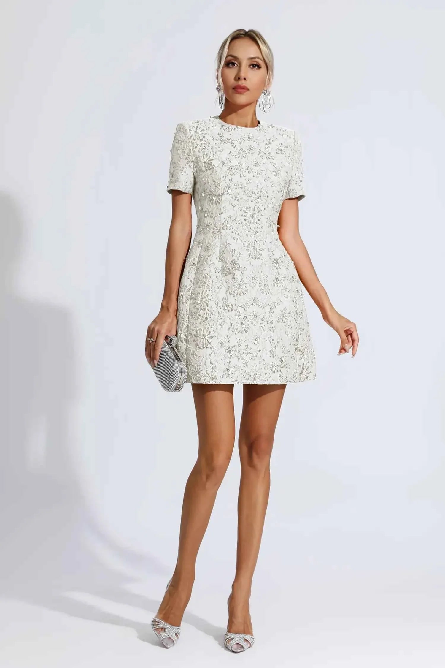 Vestido Curto de Festa em Jacquard Floral com Brilho e Ombros Estruturados – Batmanaff