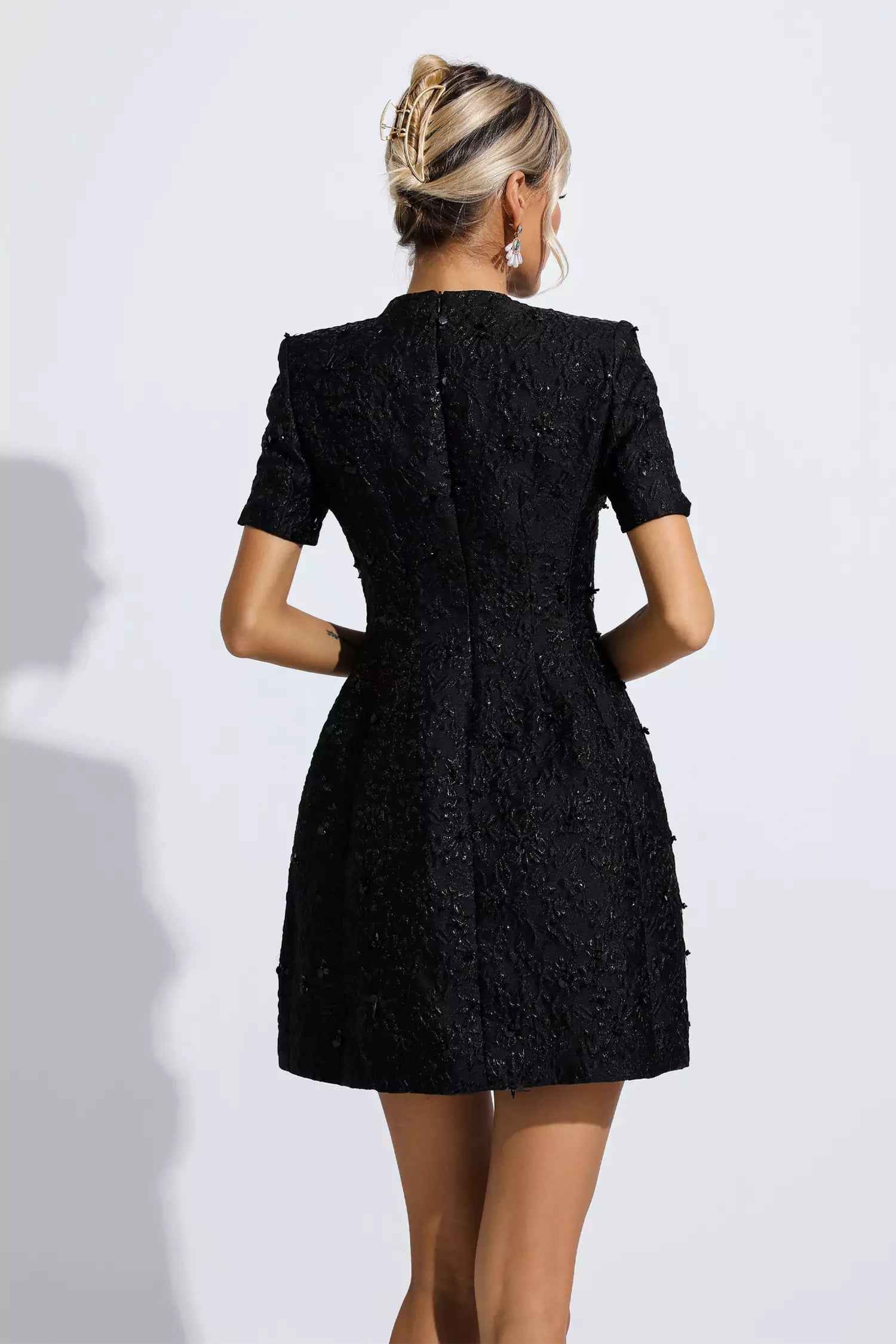 Vestido Curto de Festa em Jacquard Floral com Brilho e Ombros Estruturados – Batmanaff