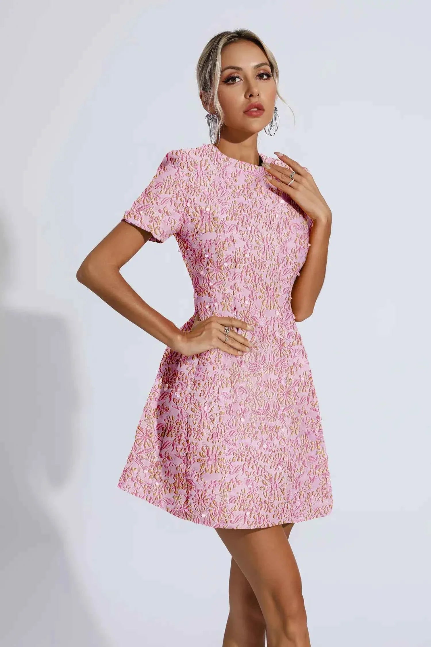 Vestido Curto de Festa em Jacquard Floral com Brilho e Ombros Estruturados – Batmanaff