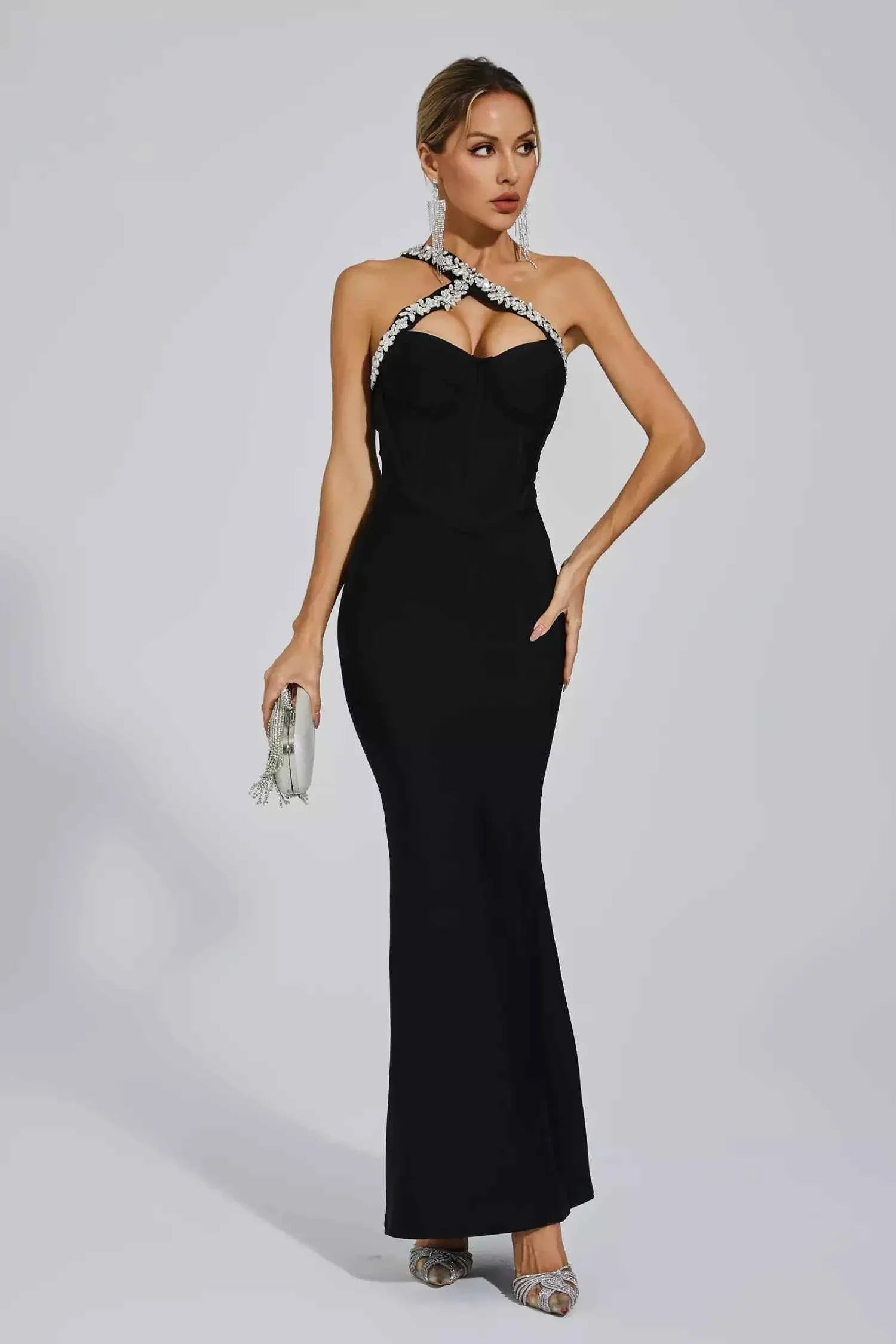 Vestido Longo Preto com Decote Cruzado Bordado em Cristais e Fenda Discreta – Serge