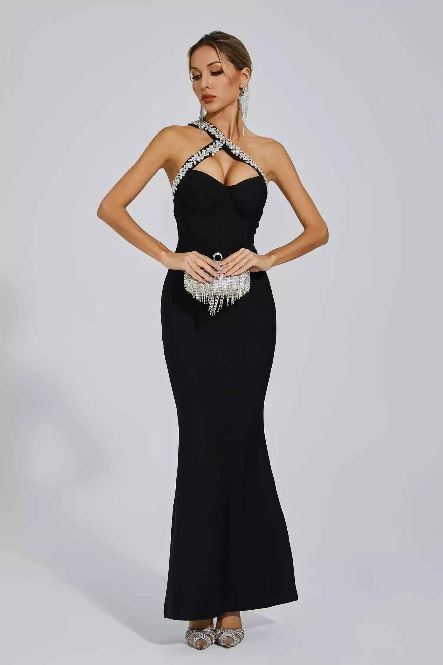 Vestido Longo Preto com Decote Cruzado Bordado em Cristais e Fenda Discreta – Serge