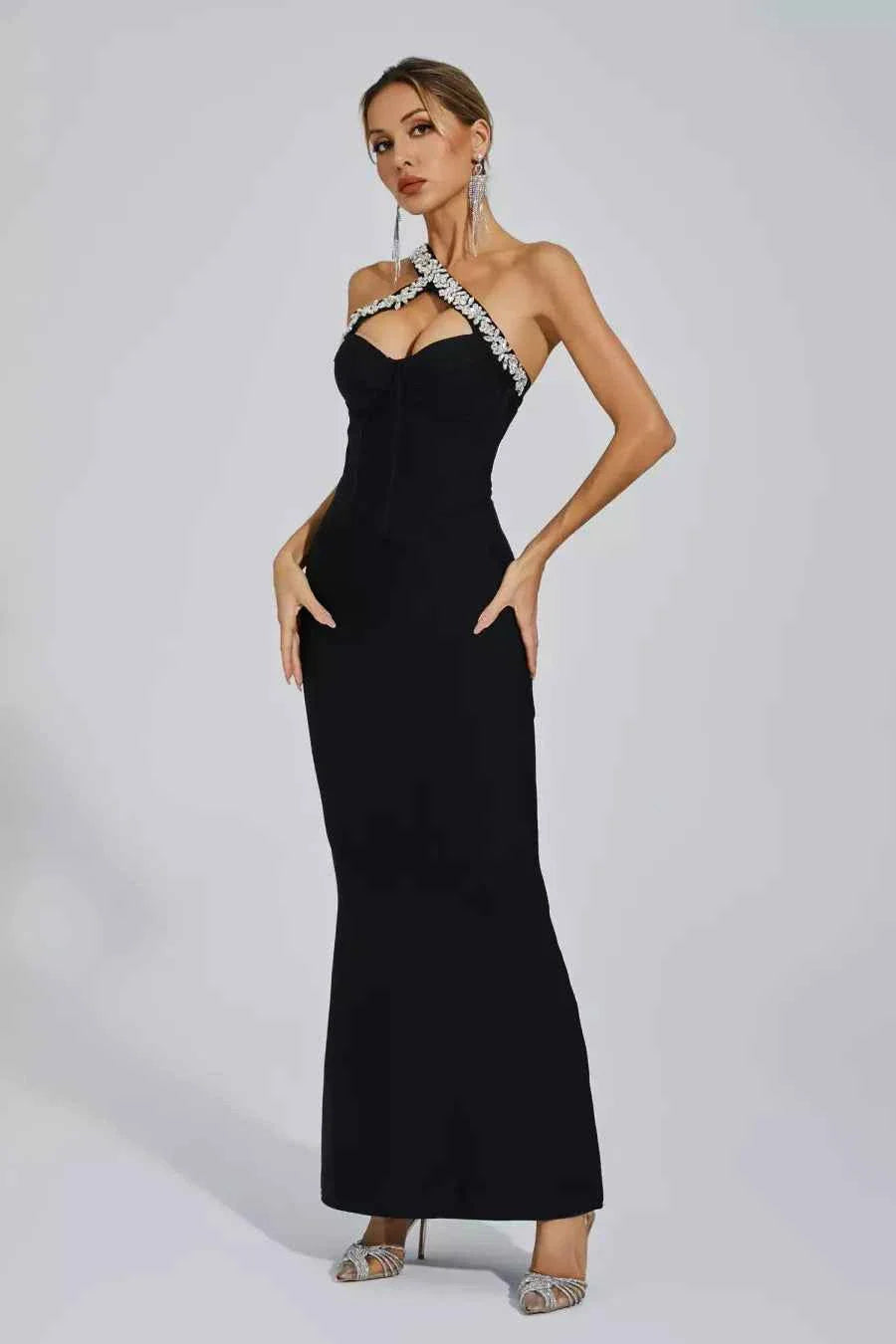 Vestido Longo Preto com Decote Cruzado Bordado em Cristais e Fenda Discreta – Serge