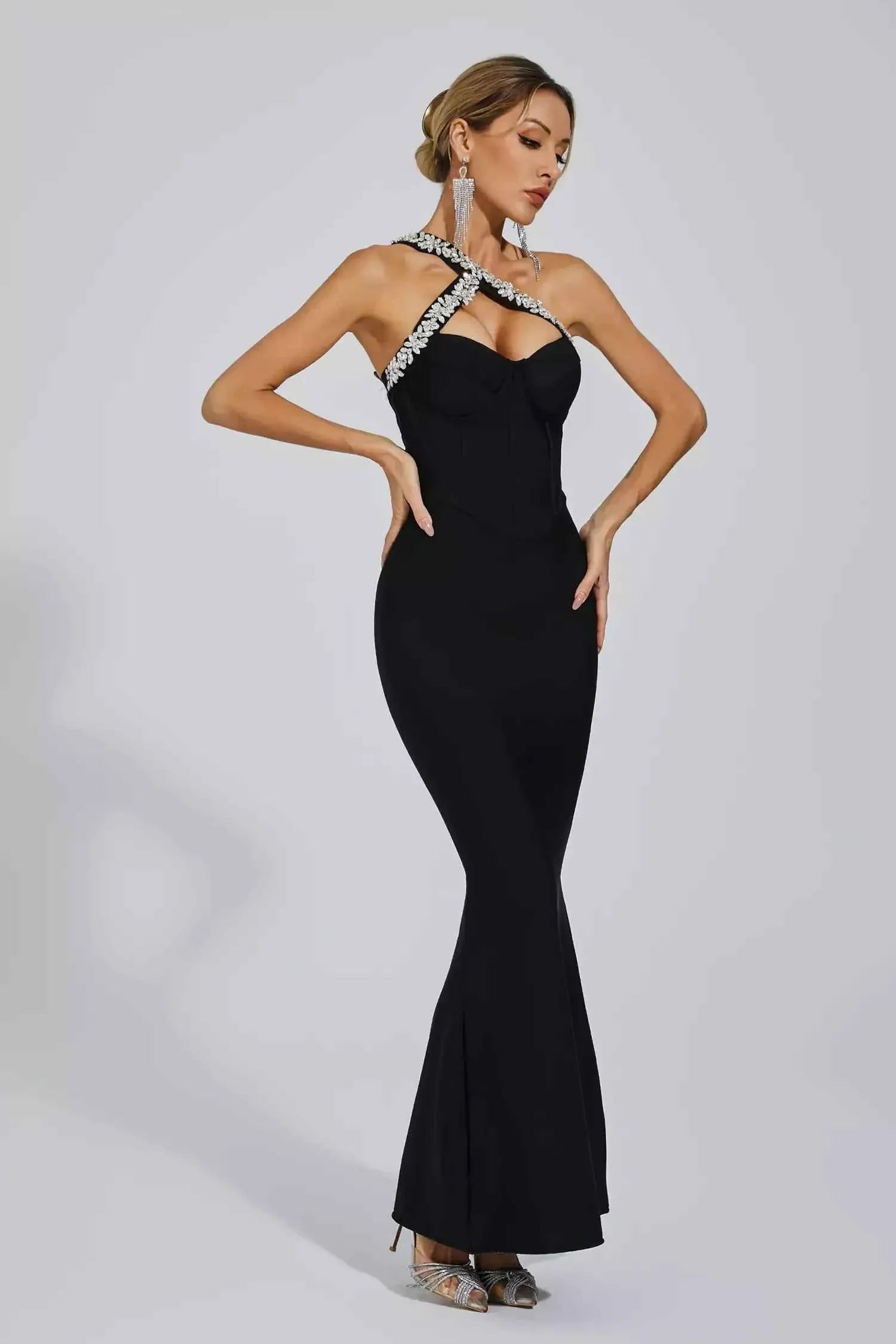 Vestido Longo Preto com Decote Cruzado Bordado em Cristais e Fenda Discreta – Serge