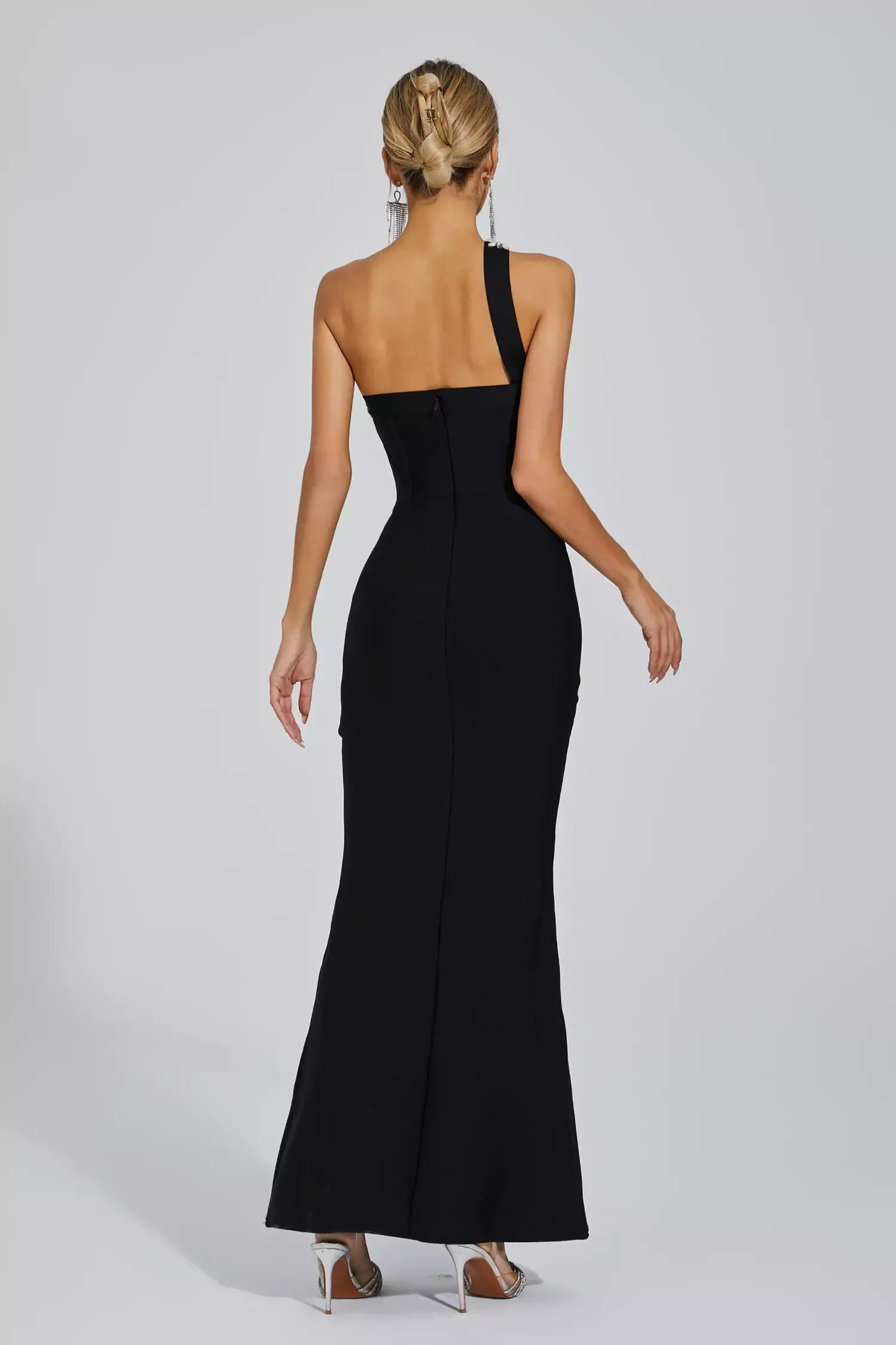 Vestido Longo Preto com Decote Cruzado Bordado em Cristais e Fenda Discreta – Serge